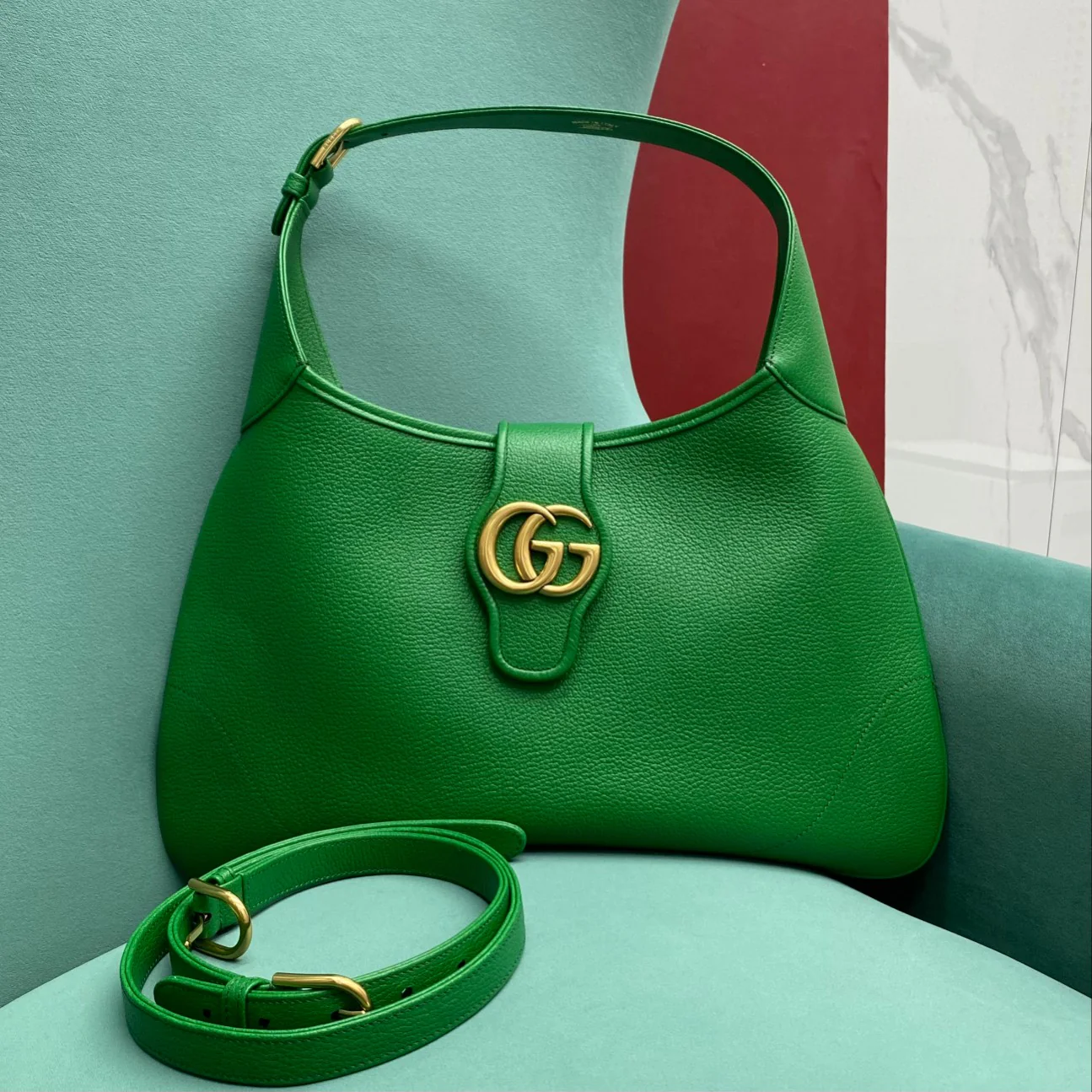 Весенняя коллекция Gucci 2023 — сумка через плечо ?Полумесяц?