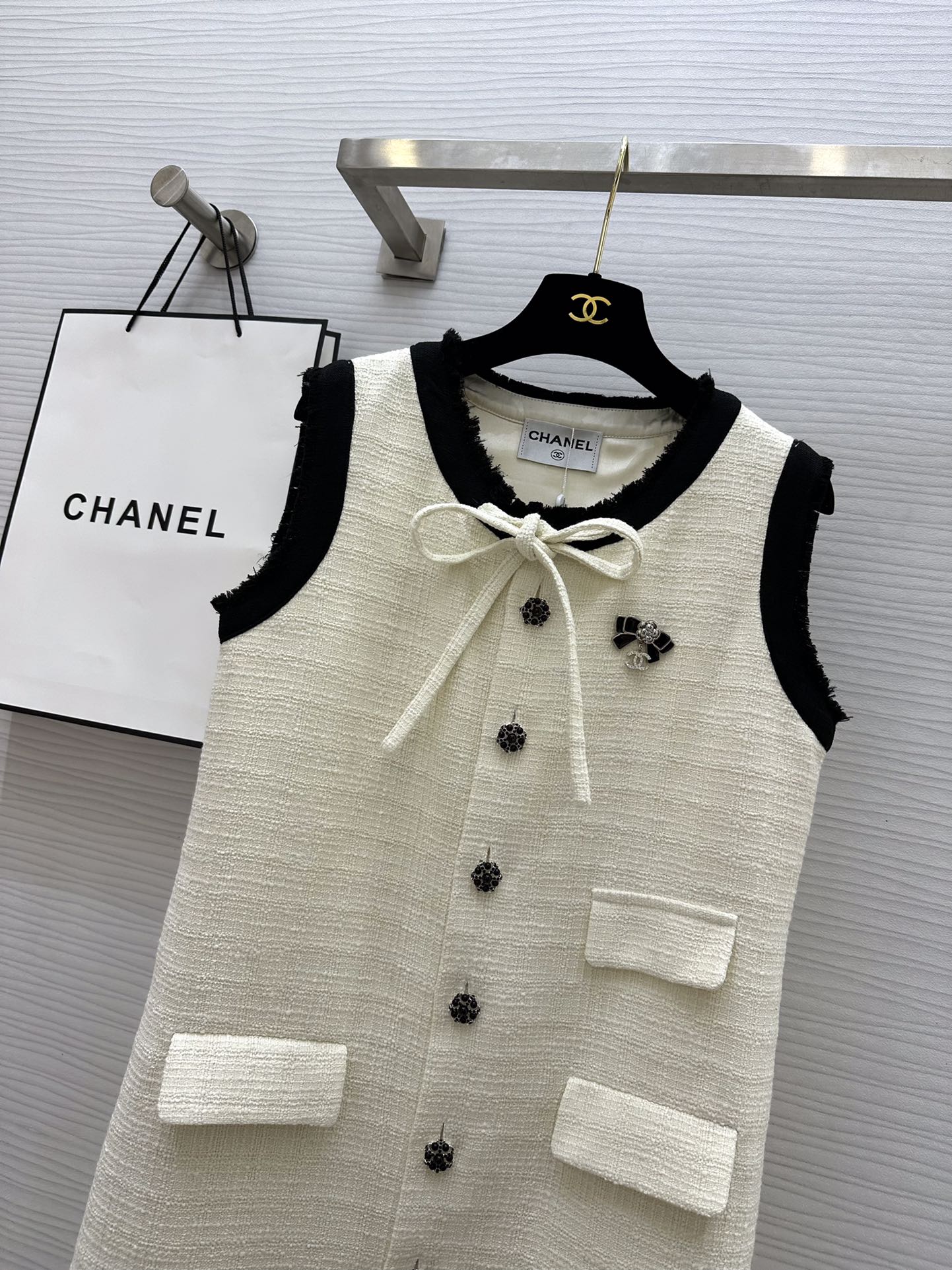 Новое платье без рукавов Chanel весна/лето 2024 — абрикосового цвета.