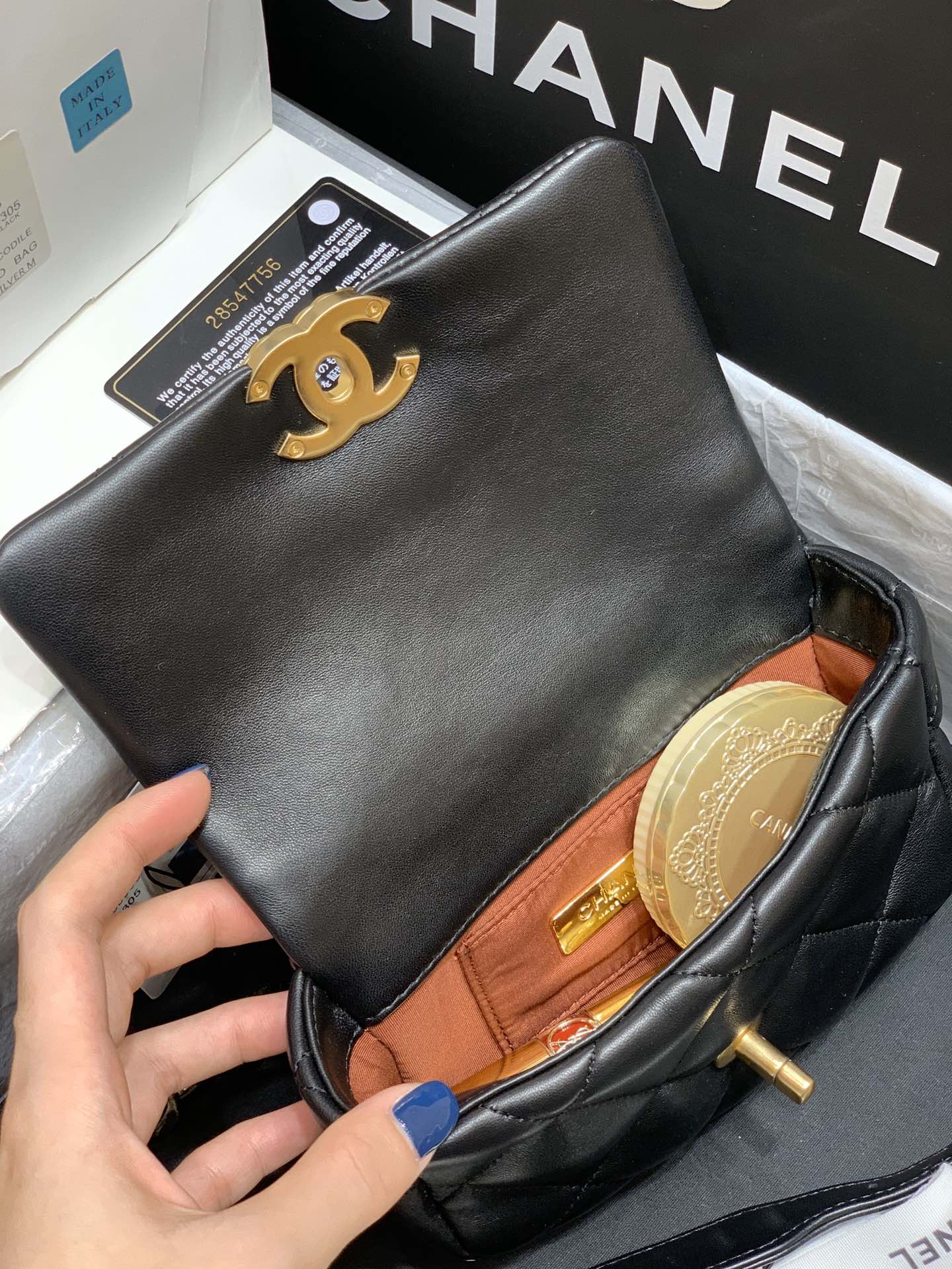 Поясная сумка Chanel 19 - мини-сумка с клапаном, черная