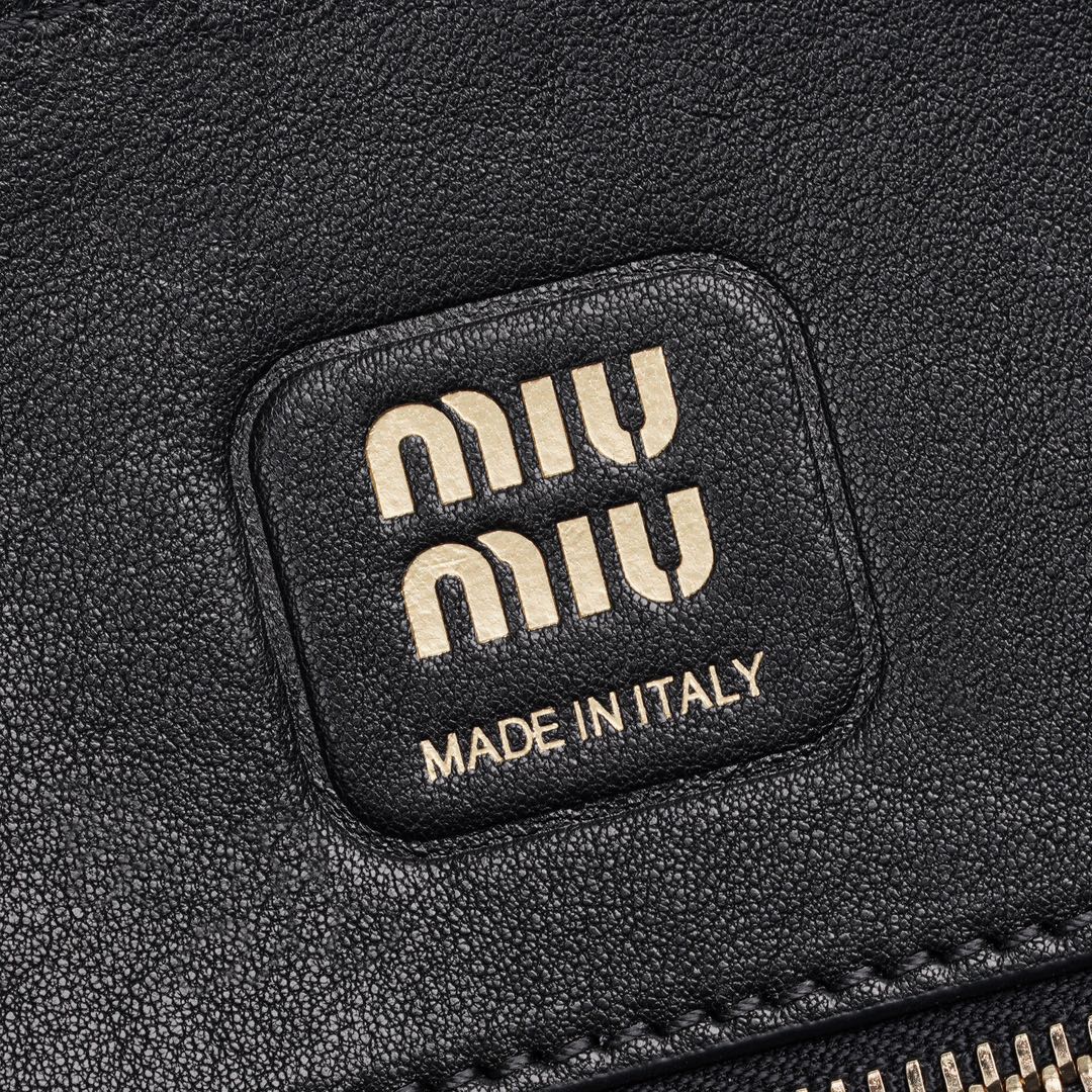 Сумка Miu Miu Aventure из кожи наппа - Черная - Маленькая