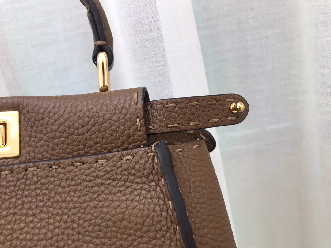 Мини-сумочка Fendi Peekaboo из коричневой кожи