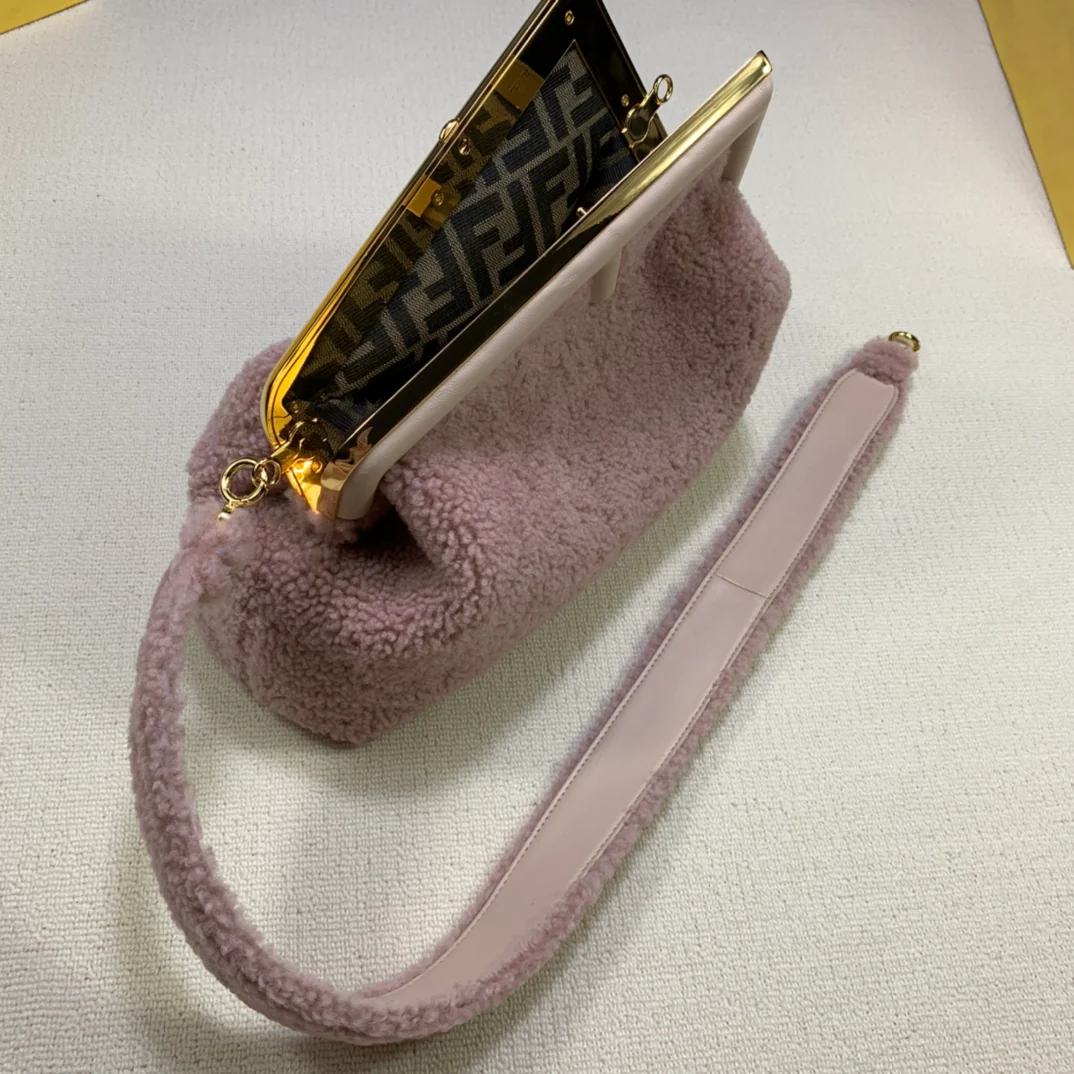 Средняя розовая шерстяная сумка Fendi-first