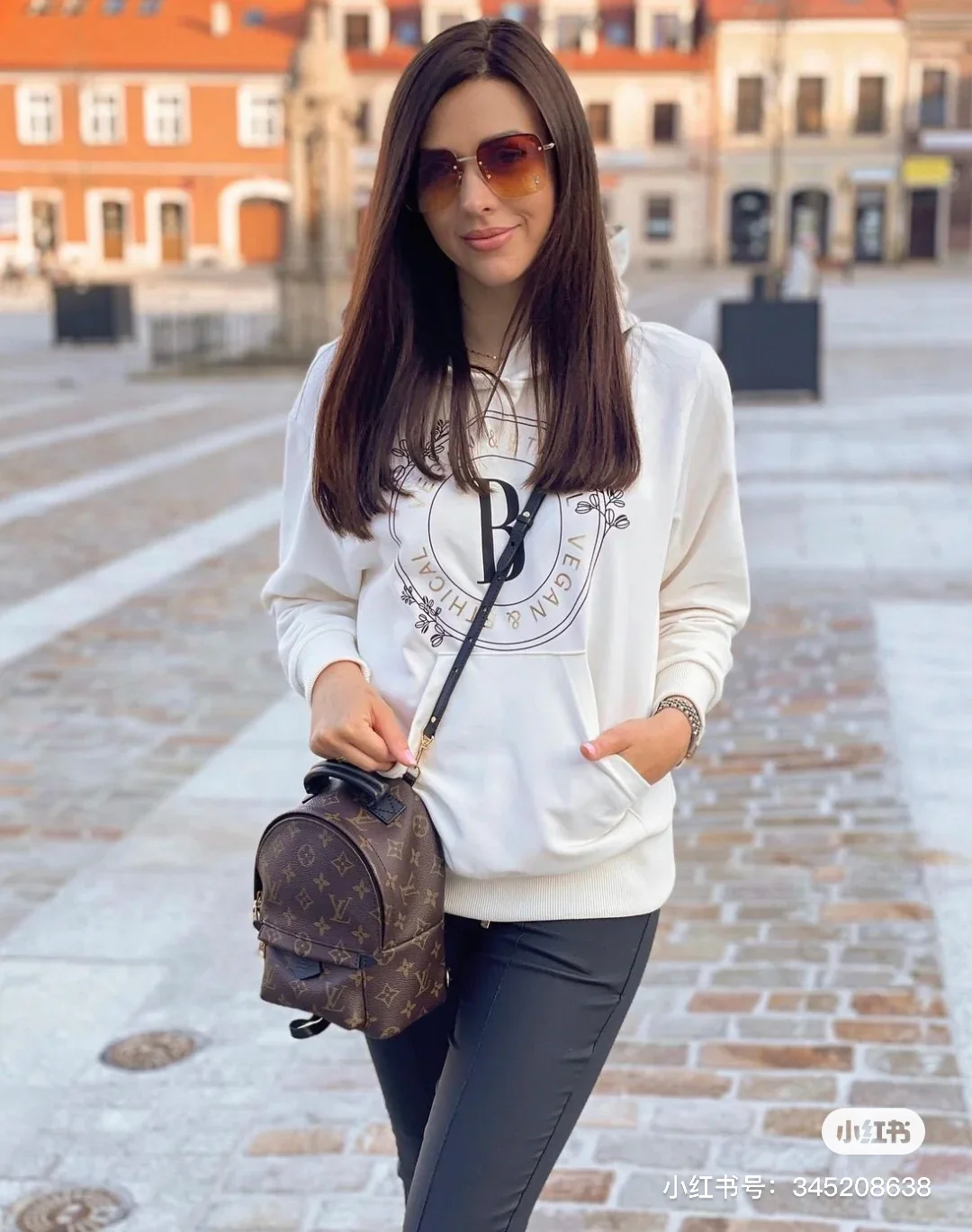 m44873-LV-Новая версия мини-рюкзака Monogram - фото в руках