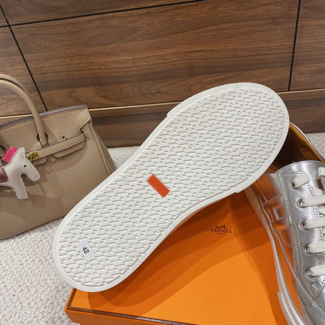 Весенняя коллекция Hermes 2022 — Белые повседневные кроссовки — Мужской стиль — Серебристые