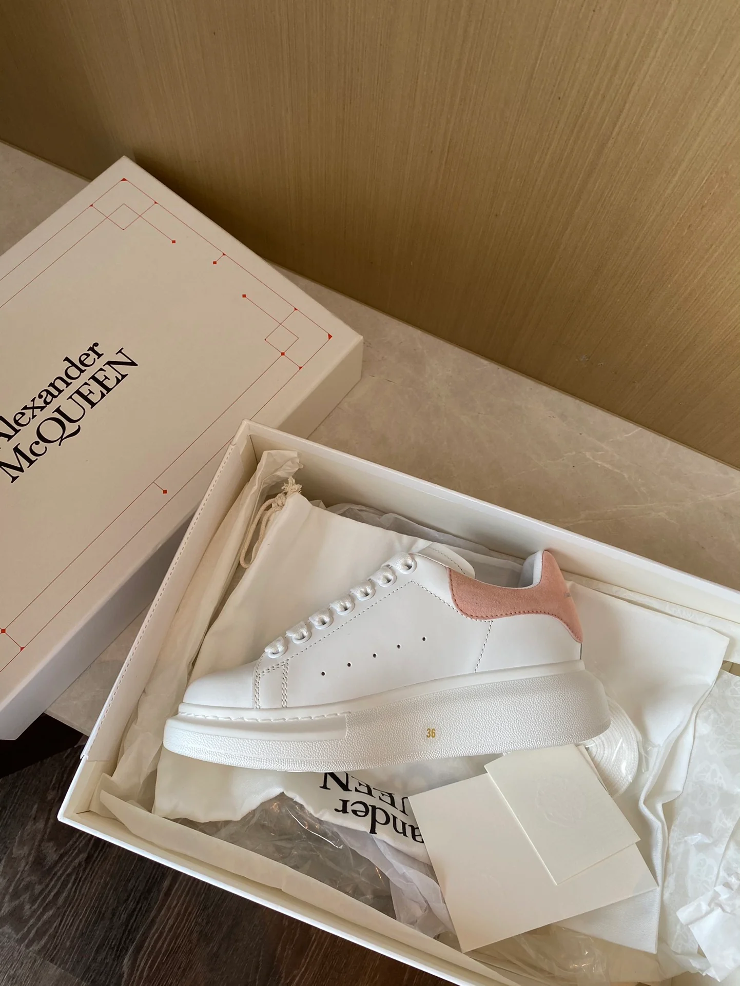 Классические белые кроссовки McQueen с замшевой подошвой и светло-розовым каблуком