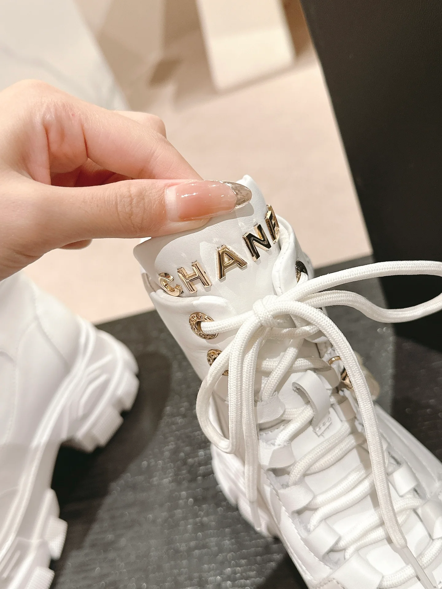 Высокие кеды на платформе Chanel 2024 года - белые.