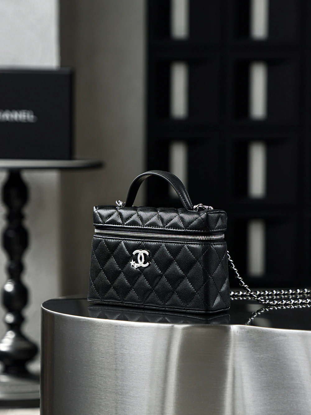 Сумка Chanel 25b Star Buckle LP Box Bag - черная с серебряной пряжкой.