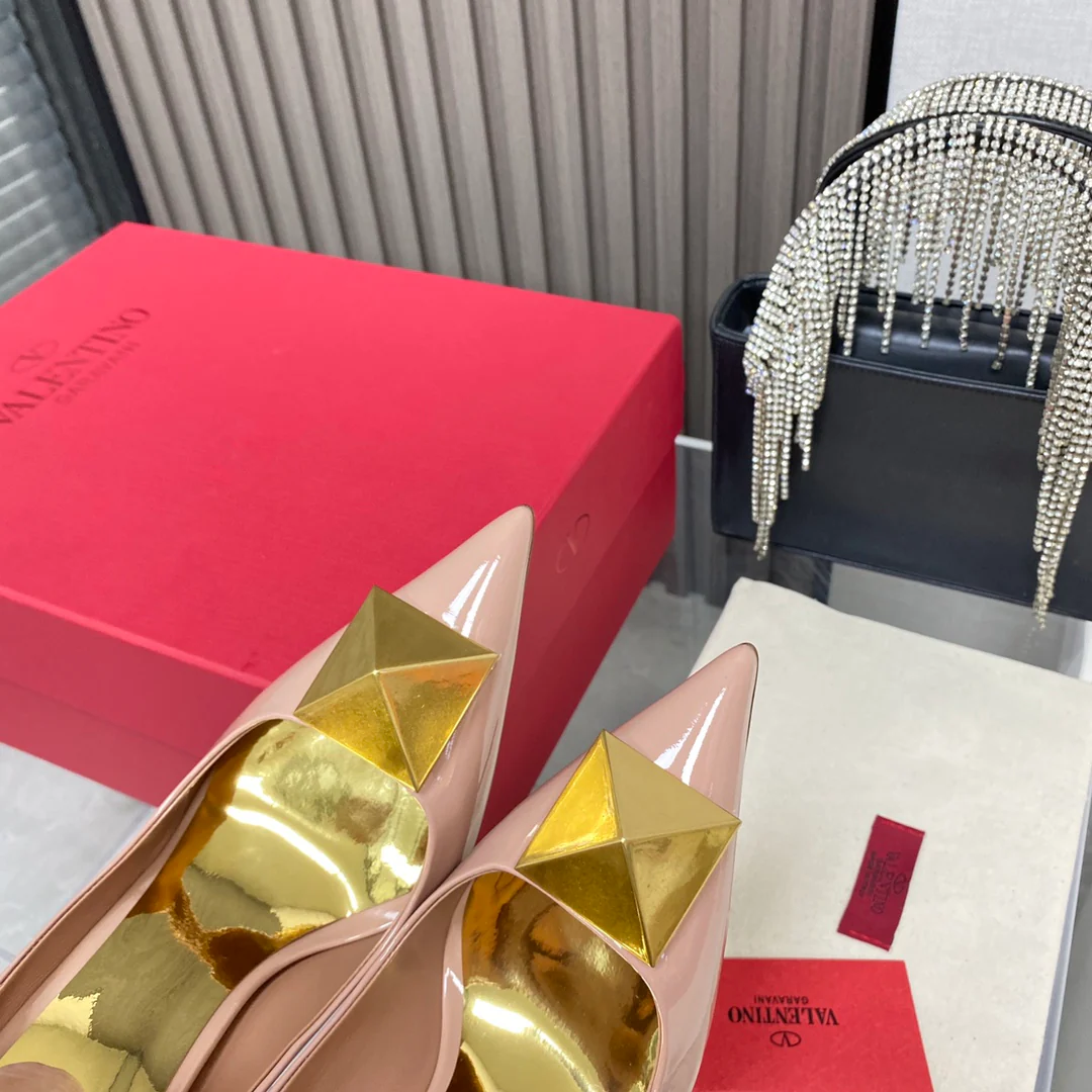 Новинка сезона осень/зима 2022 от Valentino - Туфли на высоком каблуке с фурнитурой, украшенные заклепками - Розовые