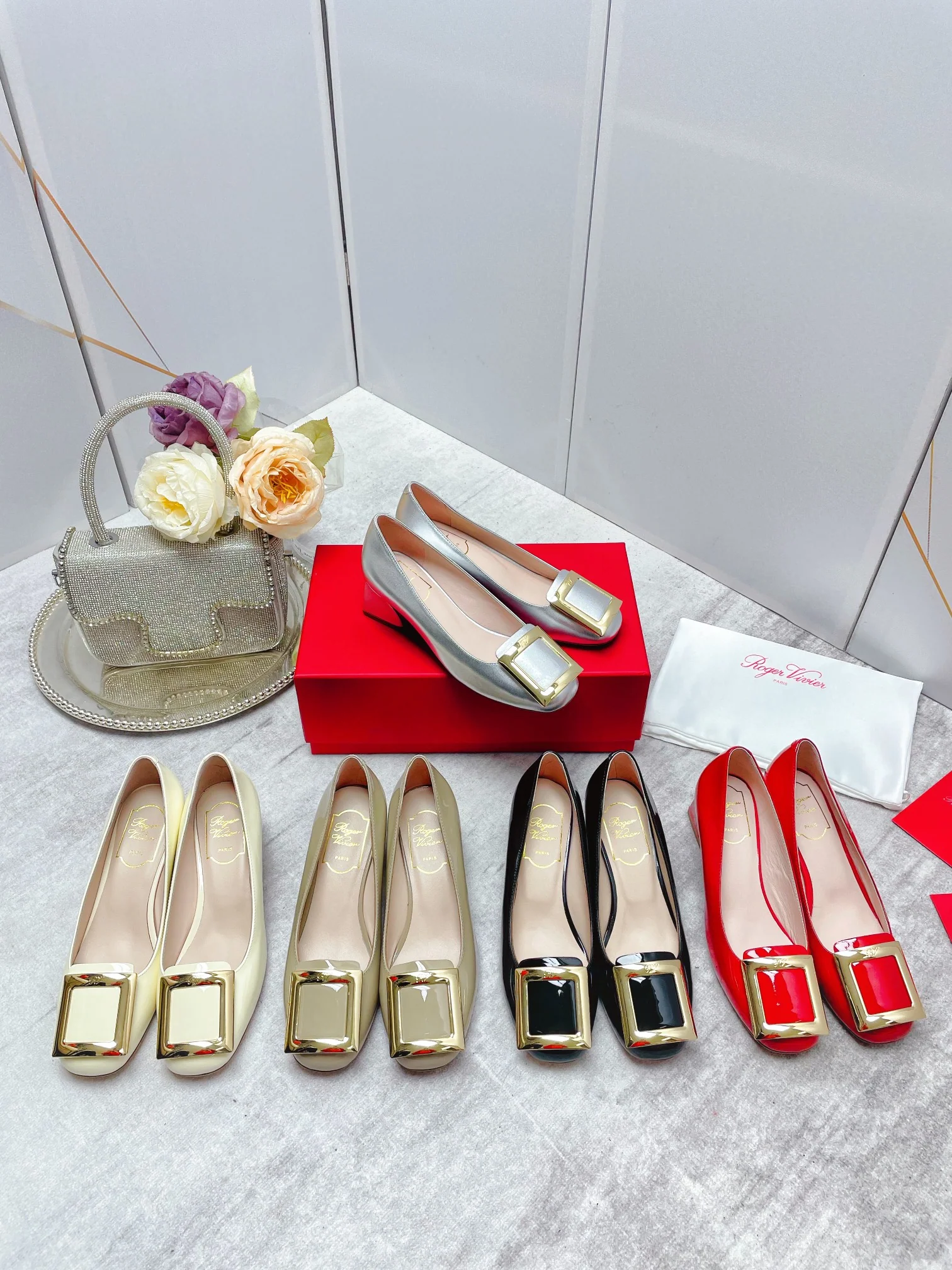 Обувь RV Shoes - Новинка ранней весны 2023 года - Лакированные туфли на низком каблуке с металлической пряжкой