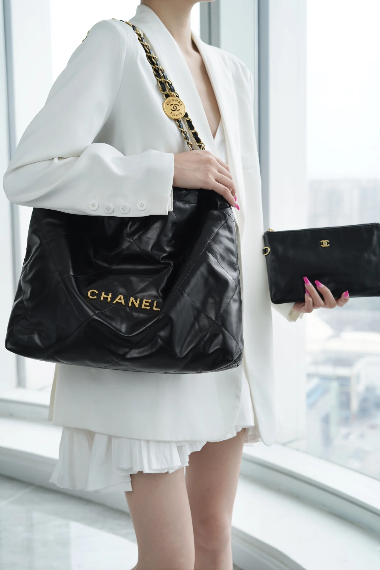 Сумка Chanel 22p 22bag, средний размер, черная с золотой пряжкой.