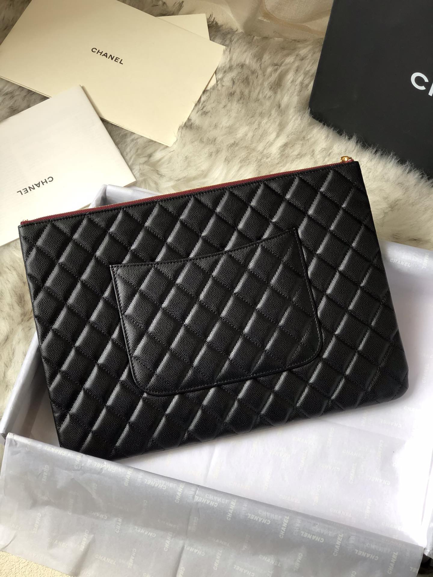 Большая сумка-клатч Chanel с золотой фурнитурой