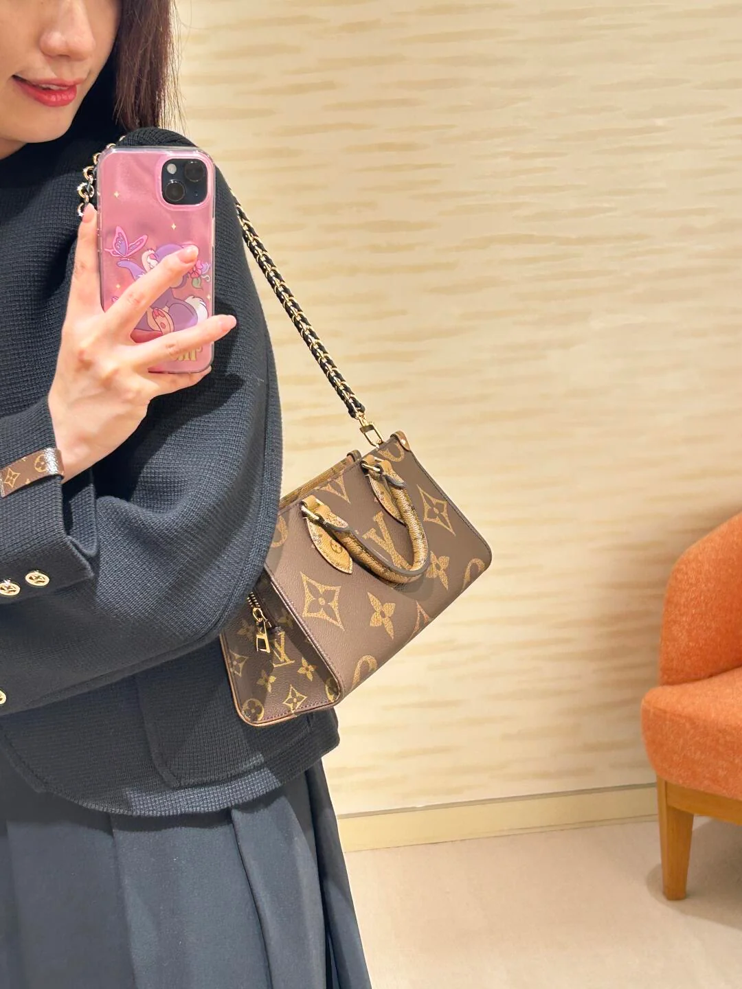 LV-mb163c-onthego-east-west-chain-handbag-classic monogram