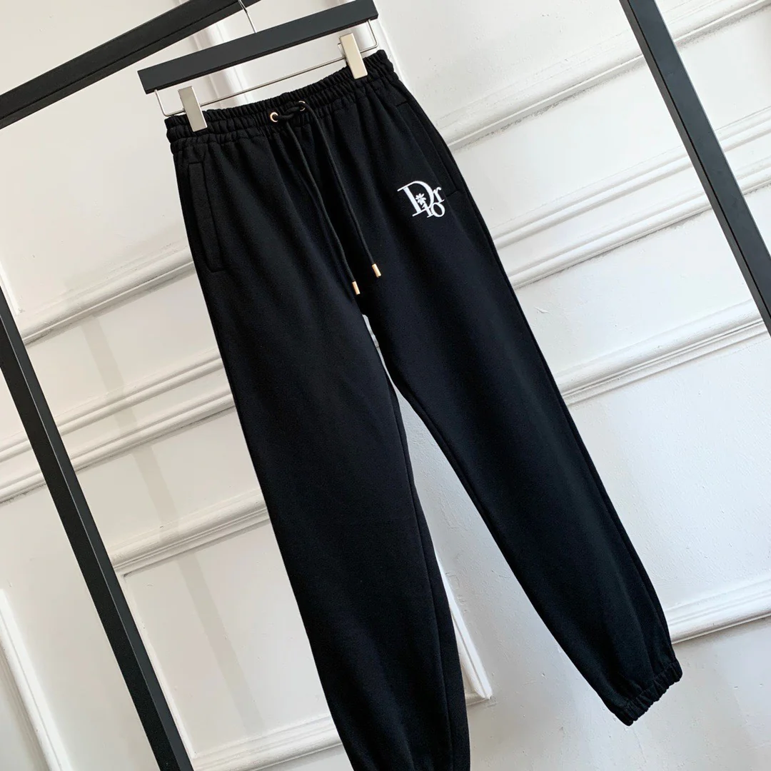 Повседневные брюки Dior 2403 из махровой ткани с цветочным узором и вышивкой.