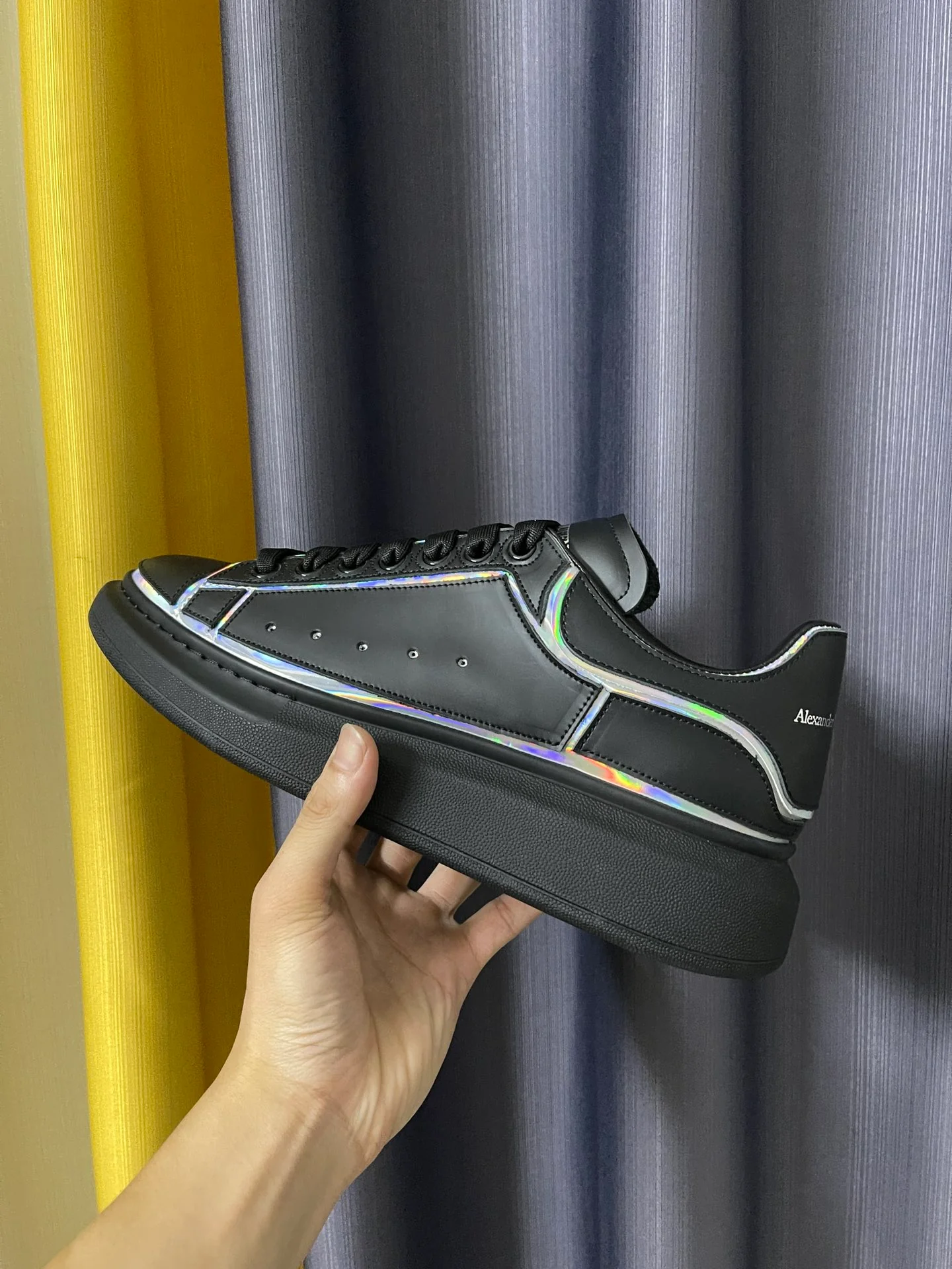 Классические белые кроссовки McQueen - унисекс - серебристо-черная кожа с лазерной перфорацией