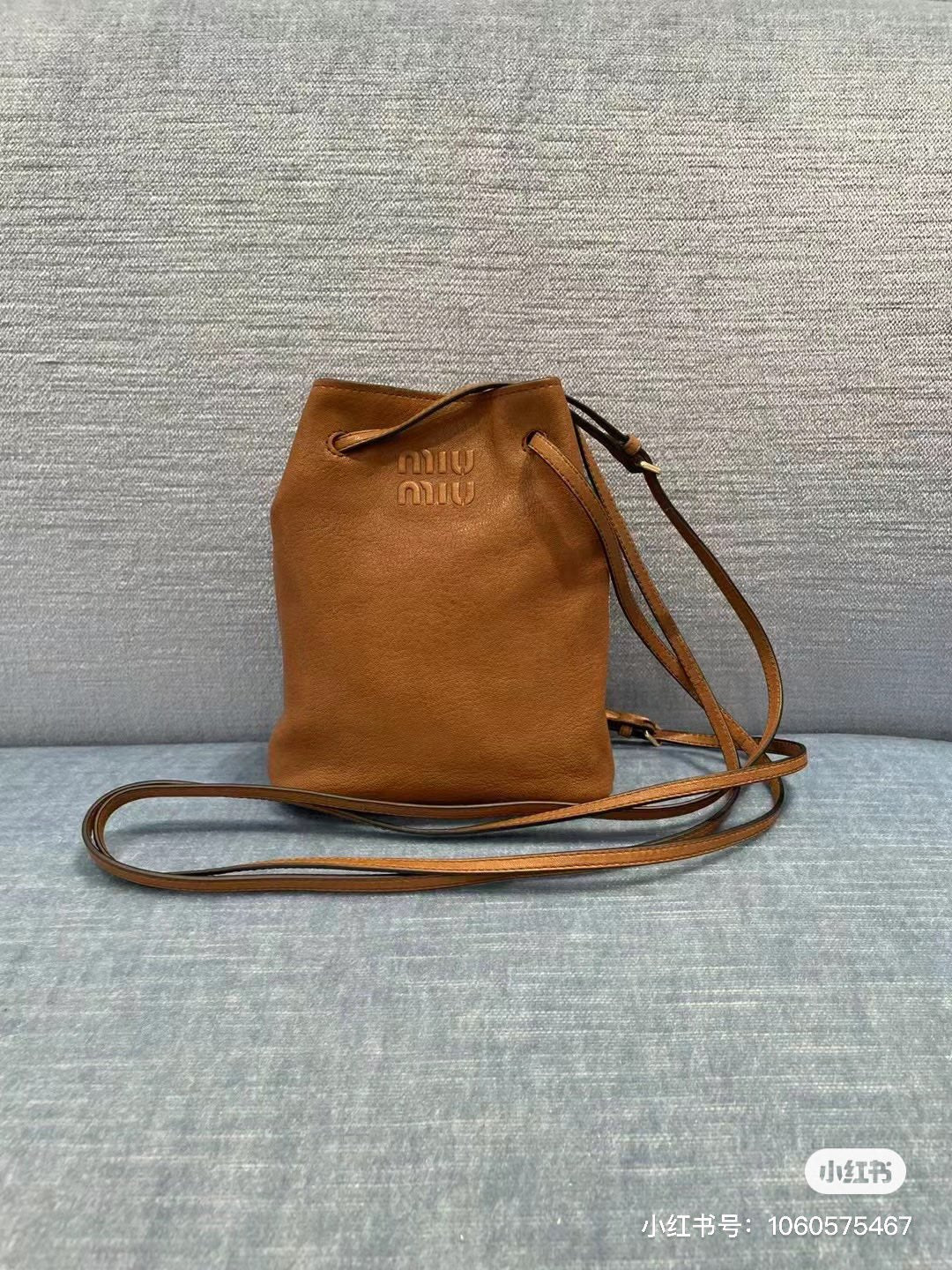 Miu Miu - Миниатюрная сумка-ведро из овечьей кожи