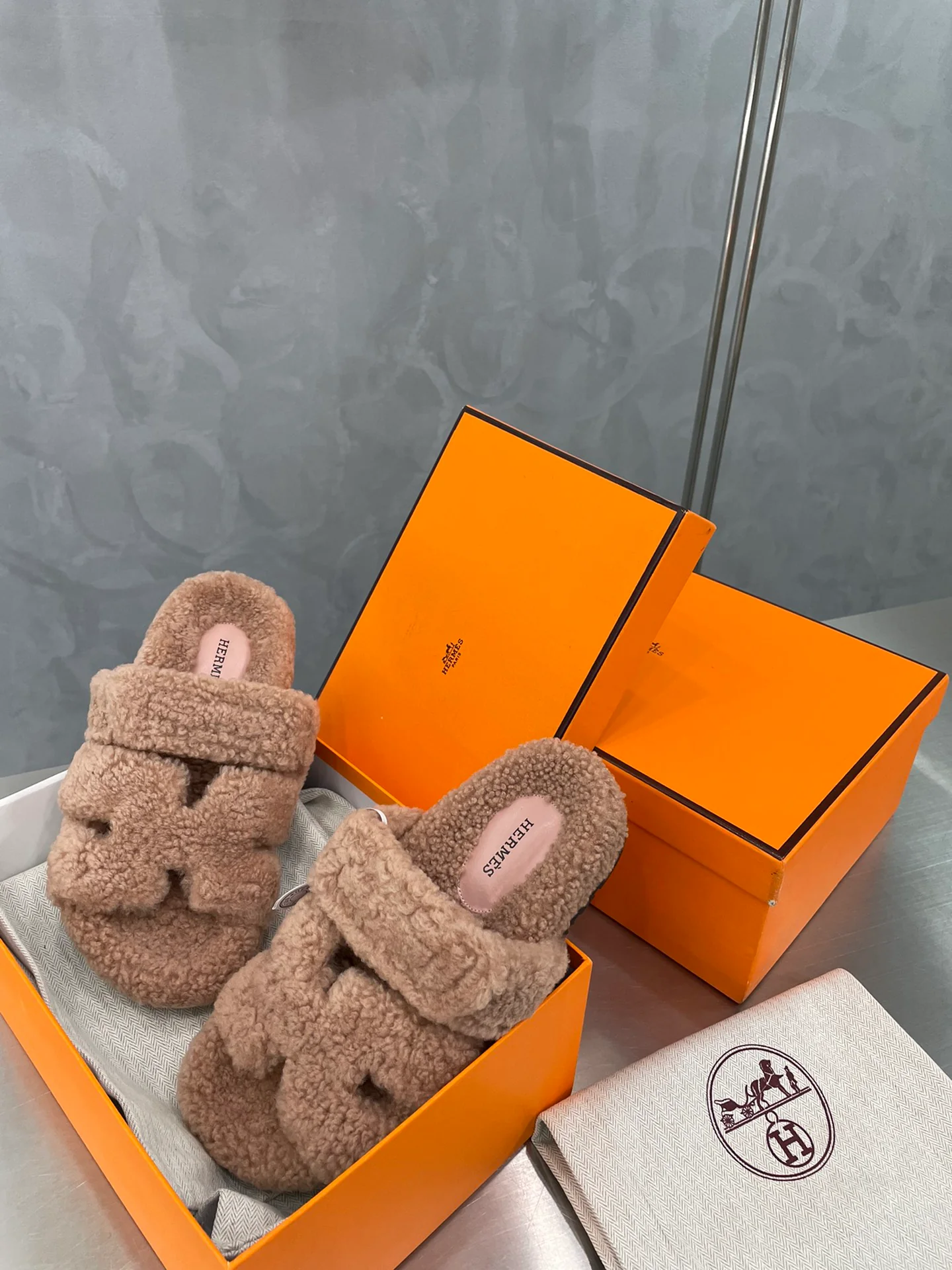 Шерстяные тапочки Hermes Rainbow, абрикосового цвета.