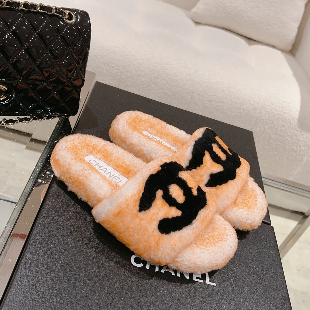 Новинка сезона осень/зима 2023 от Chanel — Меховые тапочки — Оранжево-абрикосовые
