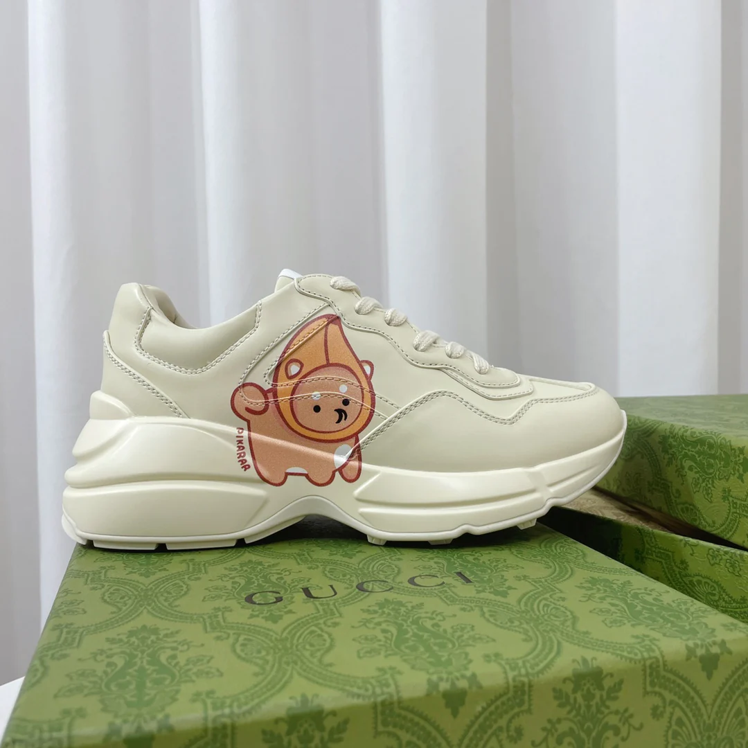 Новинка сезона весна/лето 2023 от Gucci - милые массивные туфли с узором.