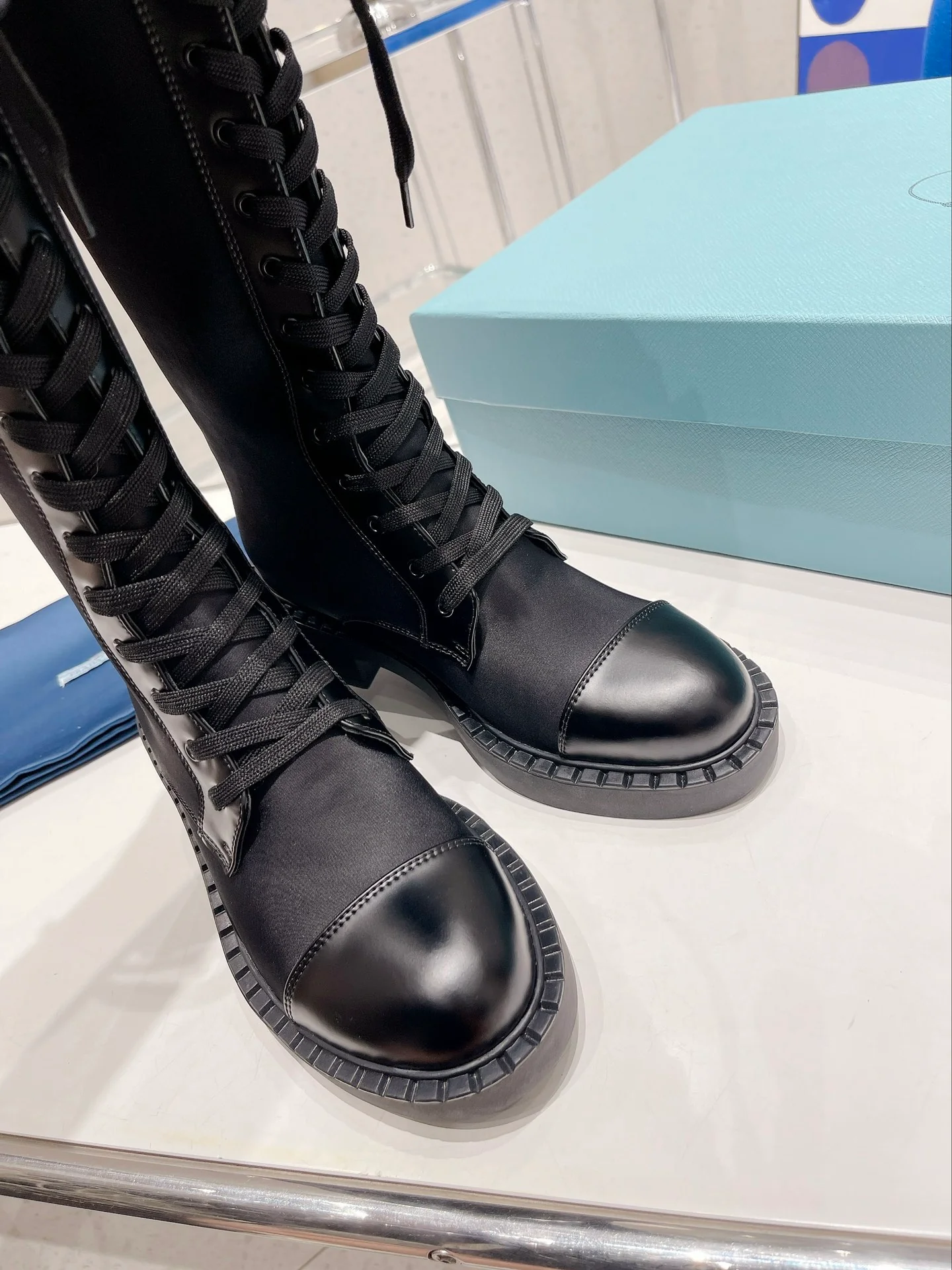 Prada, подиумный показ 2022 года - высокие сапоги - 1