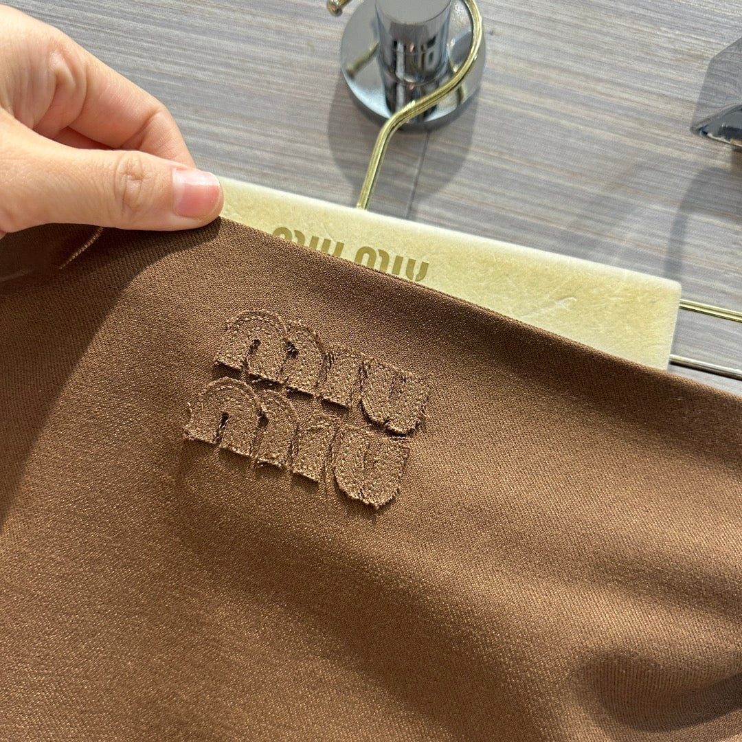 Miu Miu - Коллекция весна/лето 2404-24: Новинка, незаменимый элемент многослойного образа, топ без бретелей - кофейный цвет.