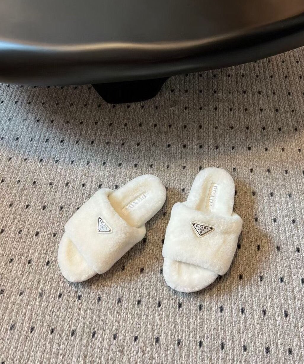 Новинка сезона осень/зима 2023 от Prada - Шерстяные тапочки - Белые