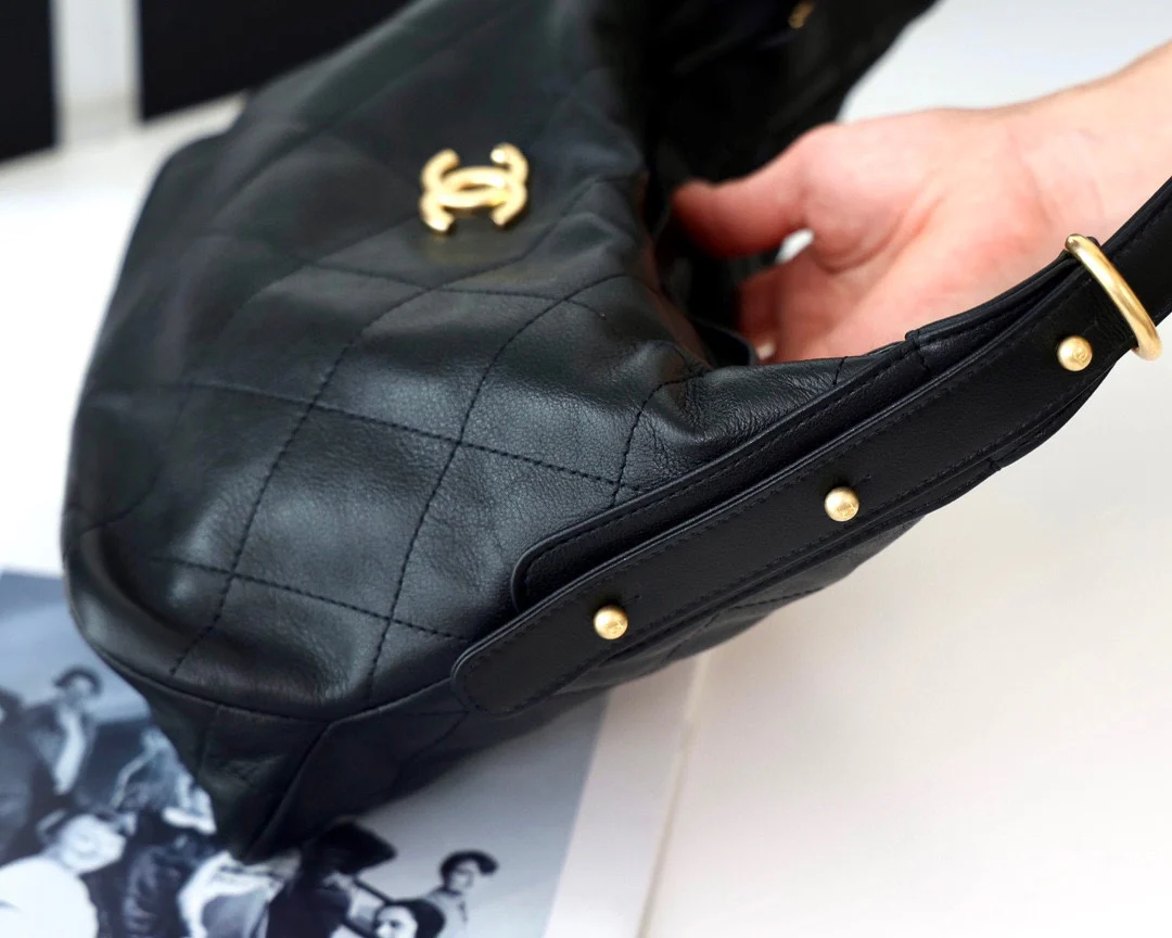 Новая модель Chanel 2022 года - сумка-хобо с массивной цепочкой.