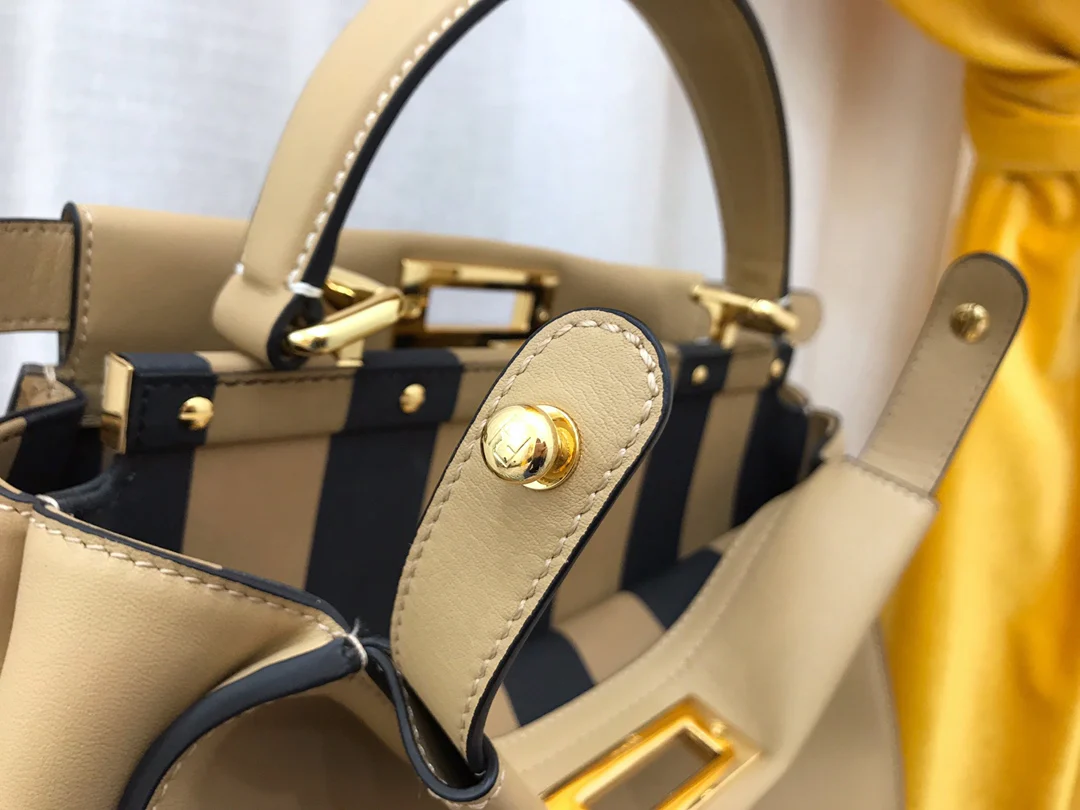 Сумка Fendi Peekaboo Medium из абрикосовой кожи.