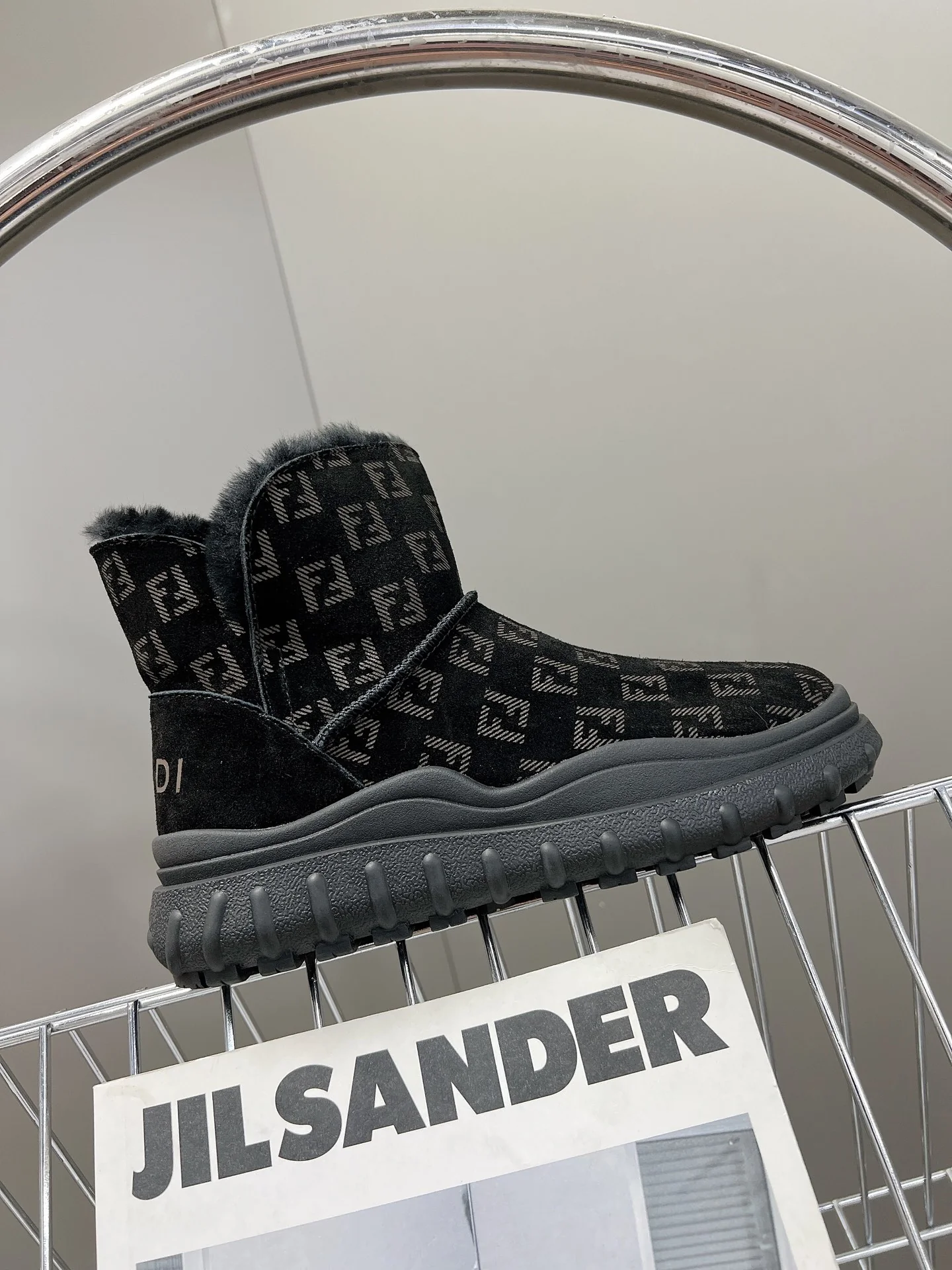 Ботильоны Fendi 22ss с принтом в виде букв по всей поверхности - черные