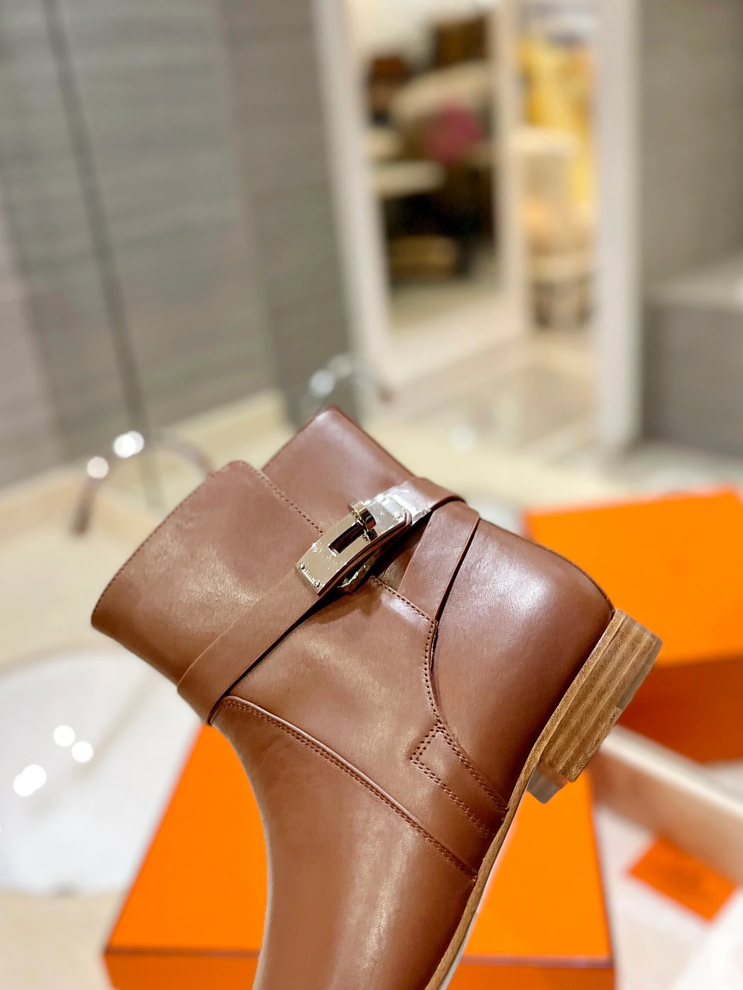 Классические плоские ботильоны Hermes с пряжкой Kelly Buckle, коричневые.