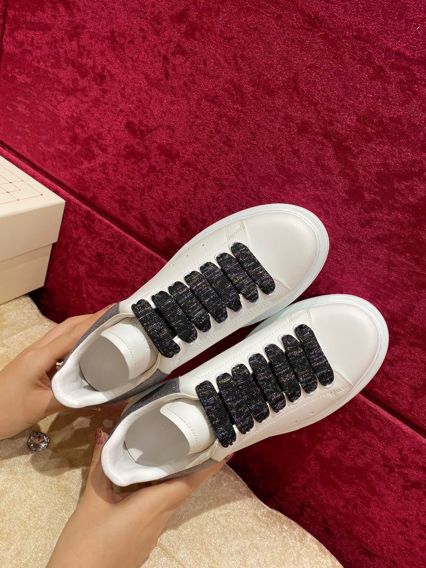 Классические белые кроссовки McQueen с серым каблуком