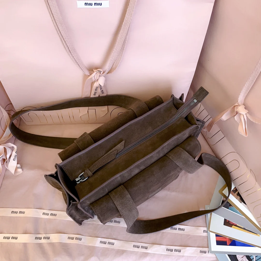 Сумка-мессенджер Miu Miu 5ba178 из замши, коричневая.