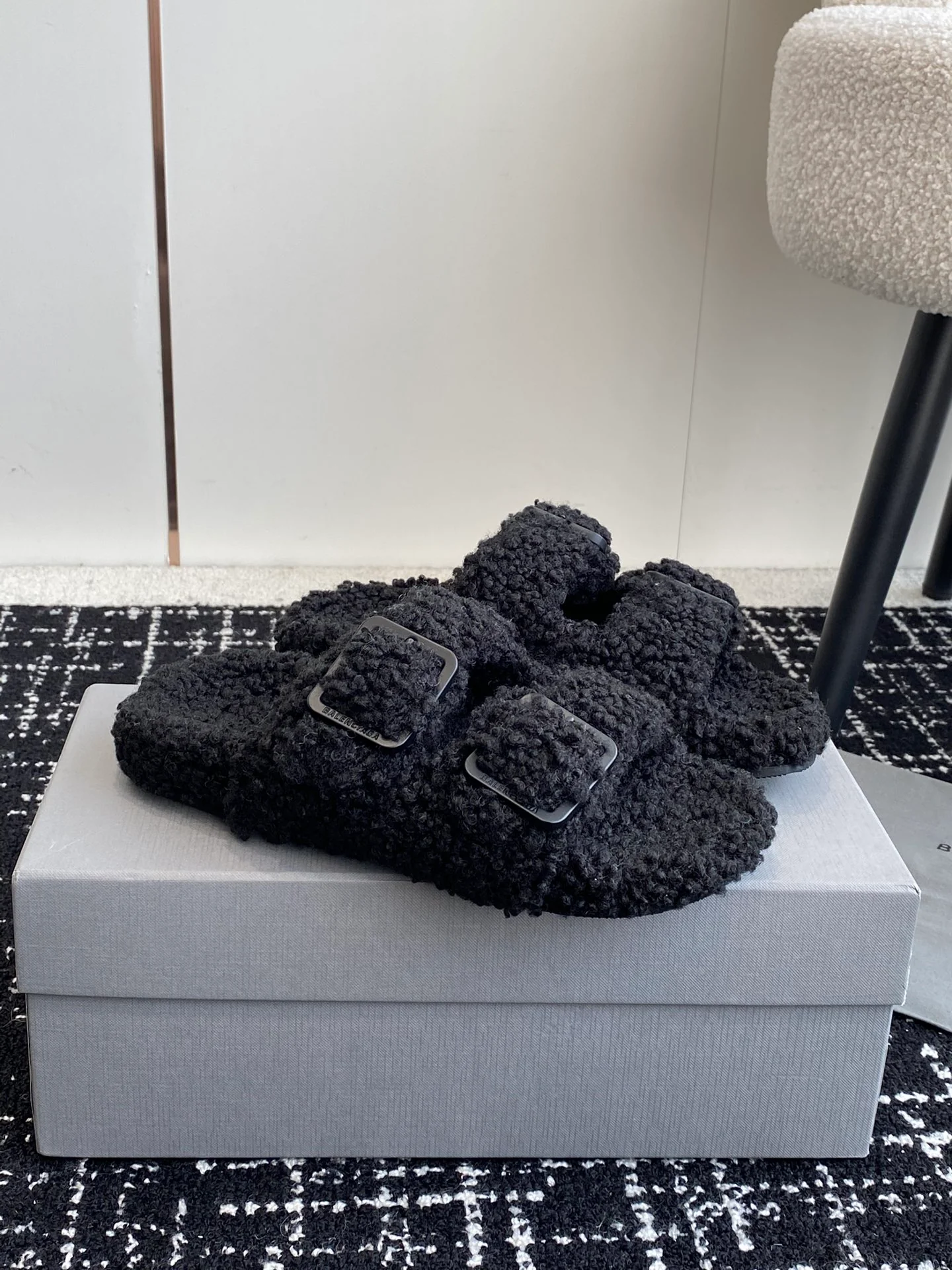 Новинка сезона осень/зима 2023 от Balenciaga - Меховые тапочки - Черные с пряжкой