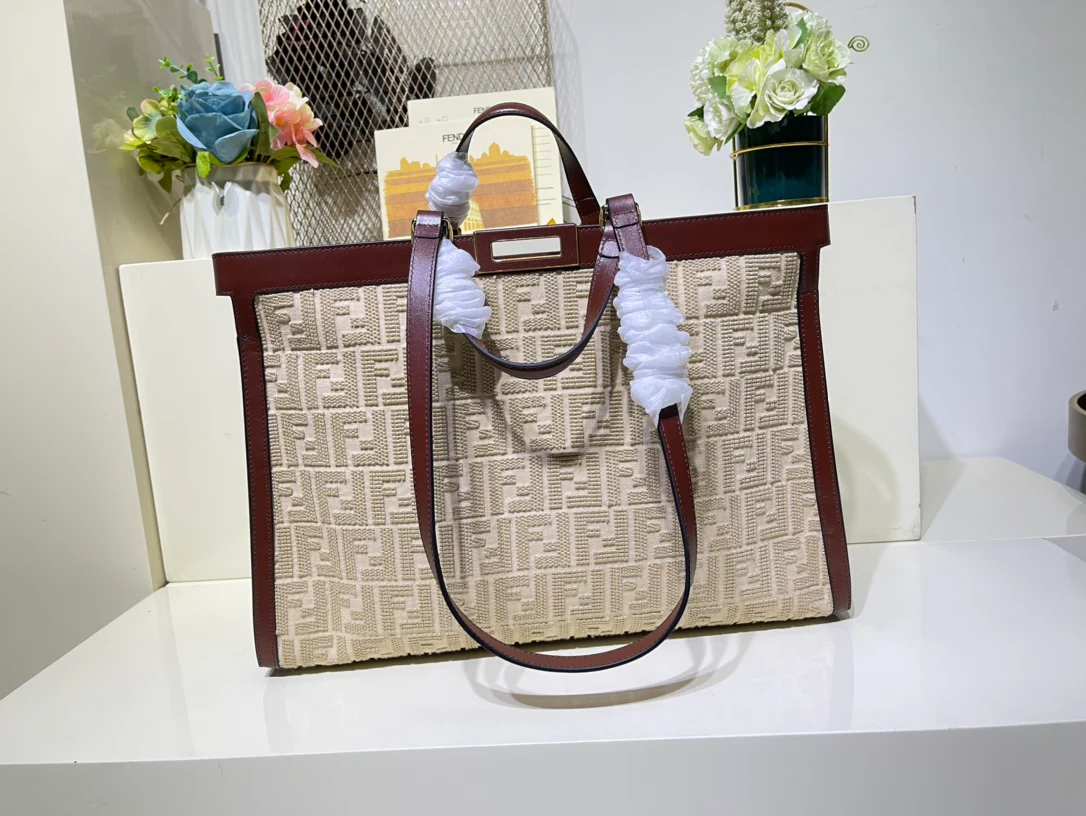 Сумка-тоут Fendi Peekaboo с ручкой из абрикосового холста.