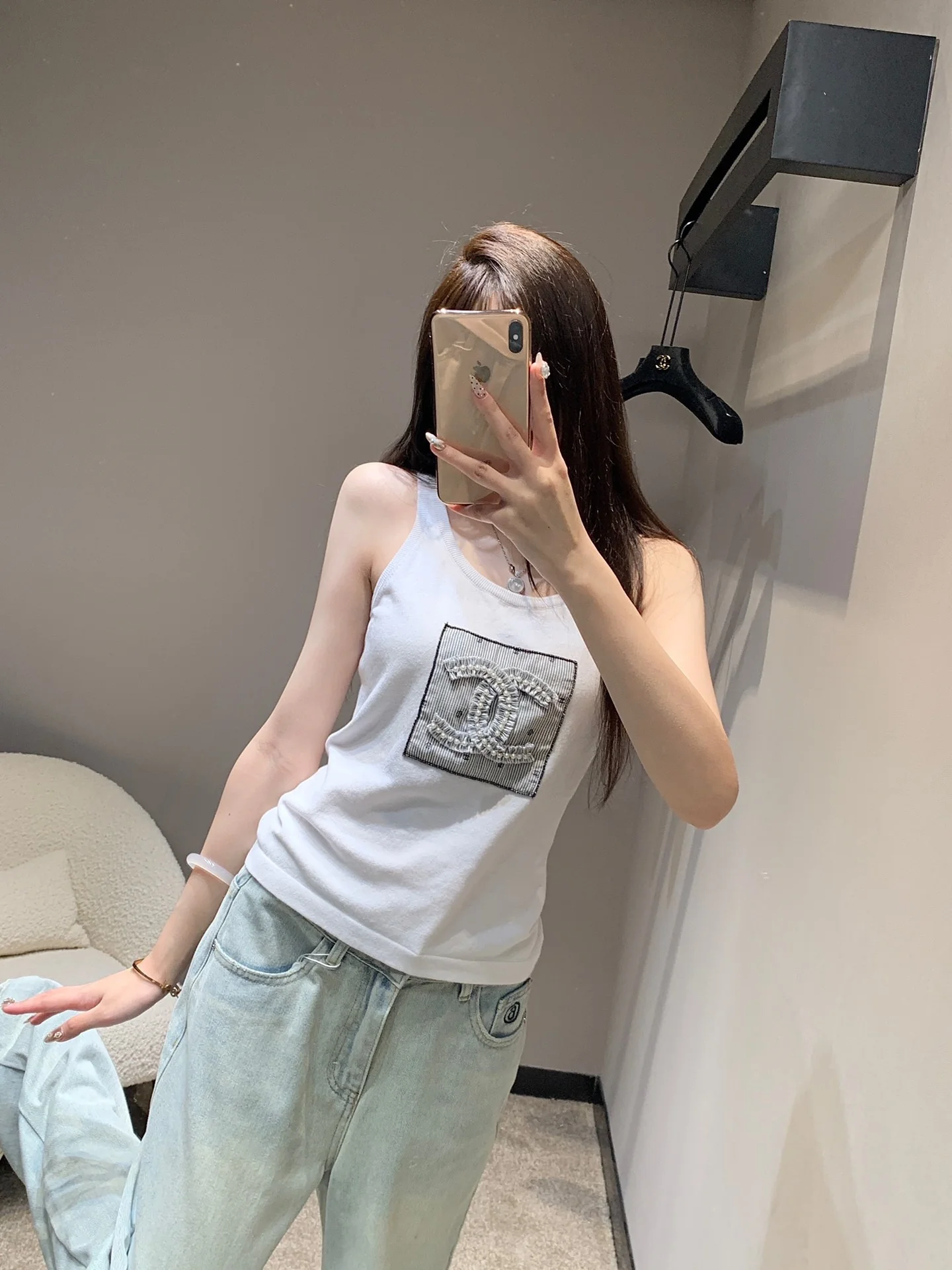 Вязаная майка Chanel 2403 с двойным логотипом C - белая