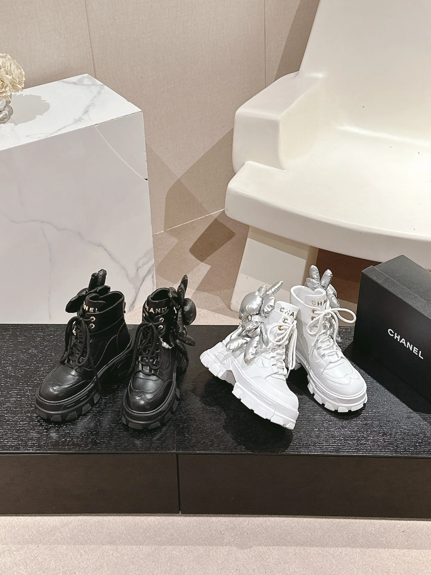 Высокие кеды на платформе Chanel 2024 — изображение из коллекции.