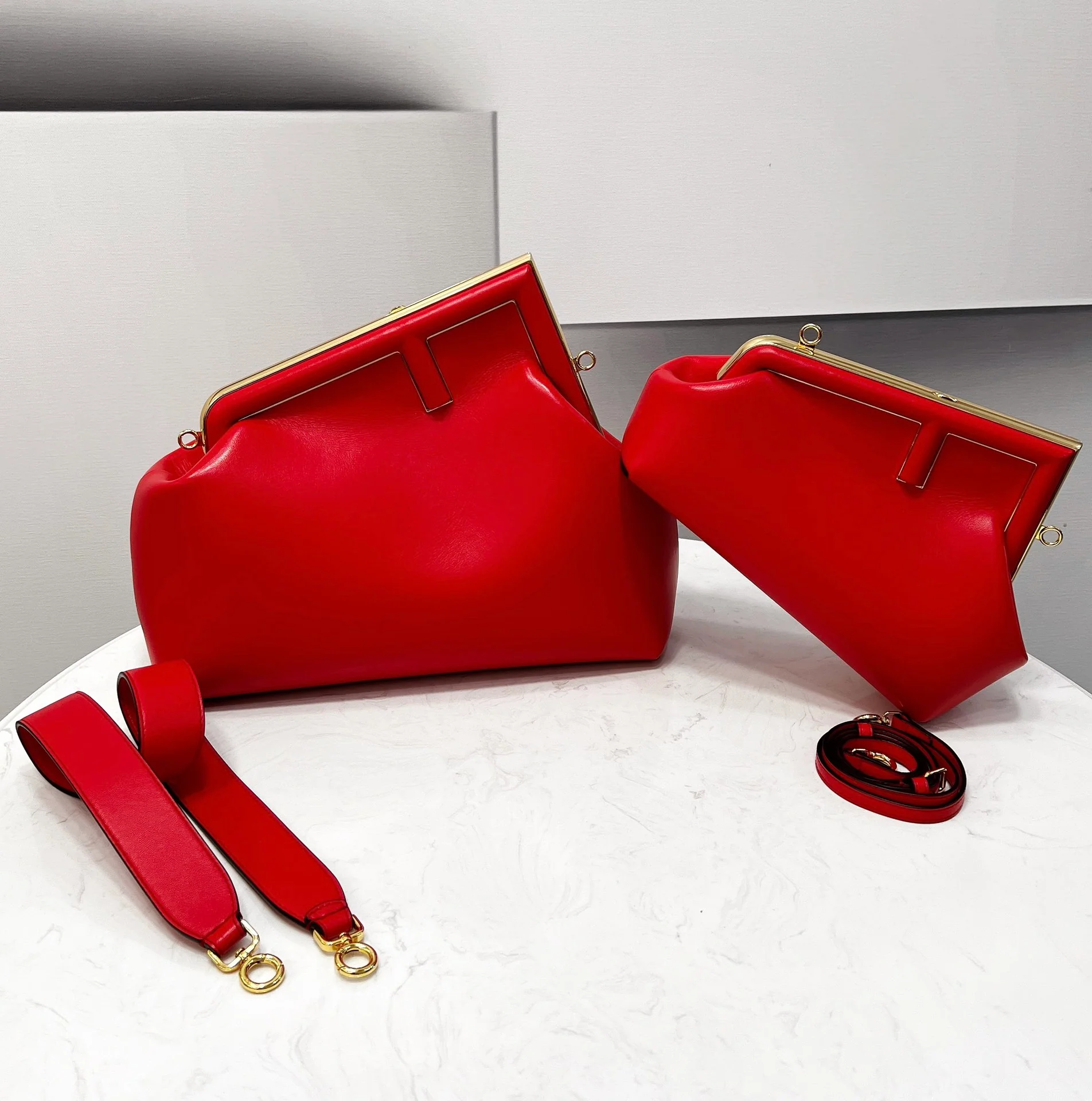 Маленькая красная кожаная сумочка Fendi-first