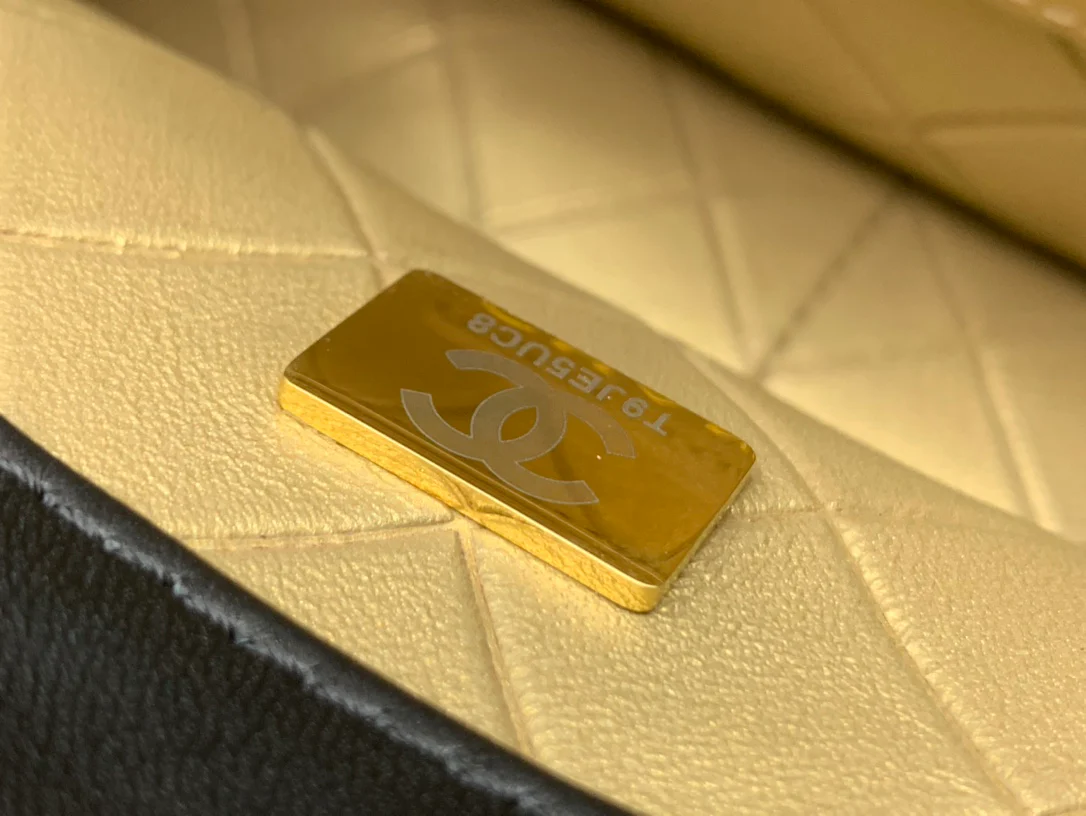 Новинка сезона осень/зима 2022 от Chanel - сумка с клапаном и значком - 22 см - 1