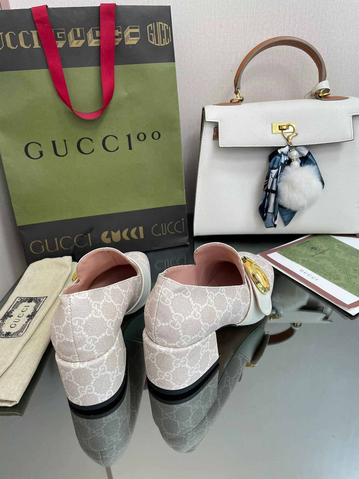 Туфли Gucci на низком каблуке с закрытым носком и монограммой — белые.