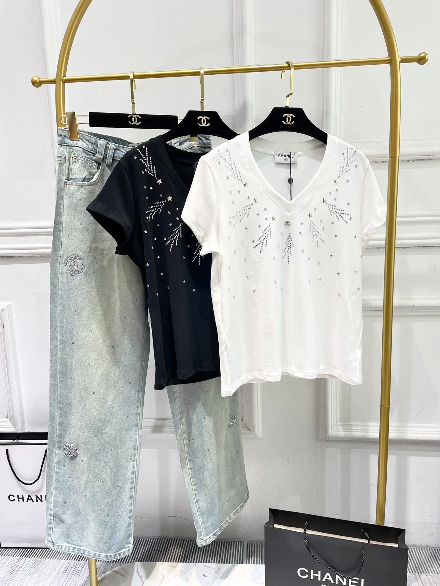 Футболка в стиле Chanel - 2403 - с V-образным вырезом и короткими рукавами, украшенная стразами - белая