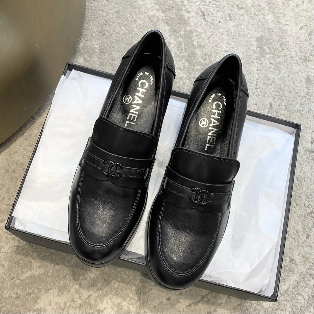 Новинка сезона весна/лето 2023 от Chanel - Лоферы на платформе - Черные