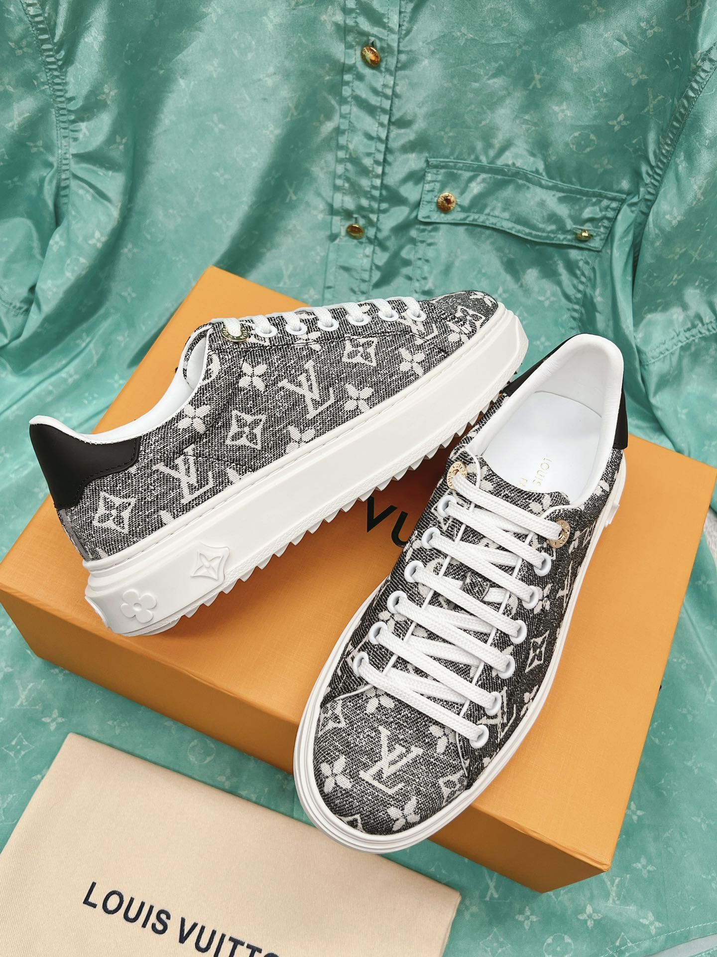 LV-Vuitton-Yayoi Kusama-Classic White Sneakers-Grey