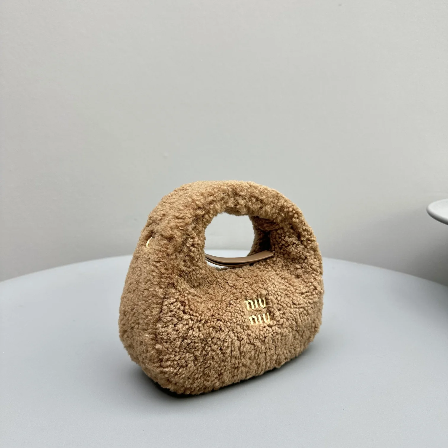 Сумка Miu Miu Wander - миниатюрная, из овечьей шерсти.