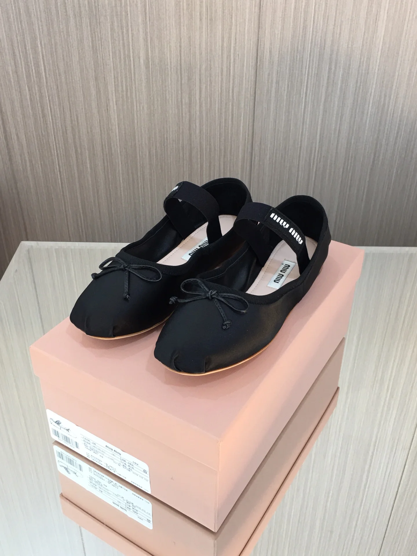 Новинка весны/лета Miu Miu 2023 — балетки ?Французская фея? — черные.