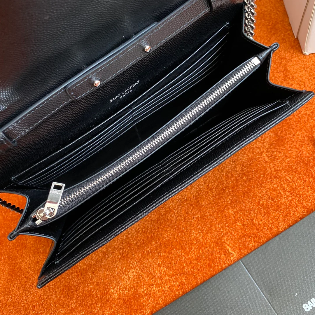 Сумка-конверт YSL с монограммой из икры — черная с серебристой фурнитурой.