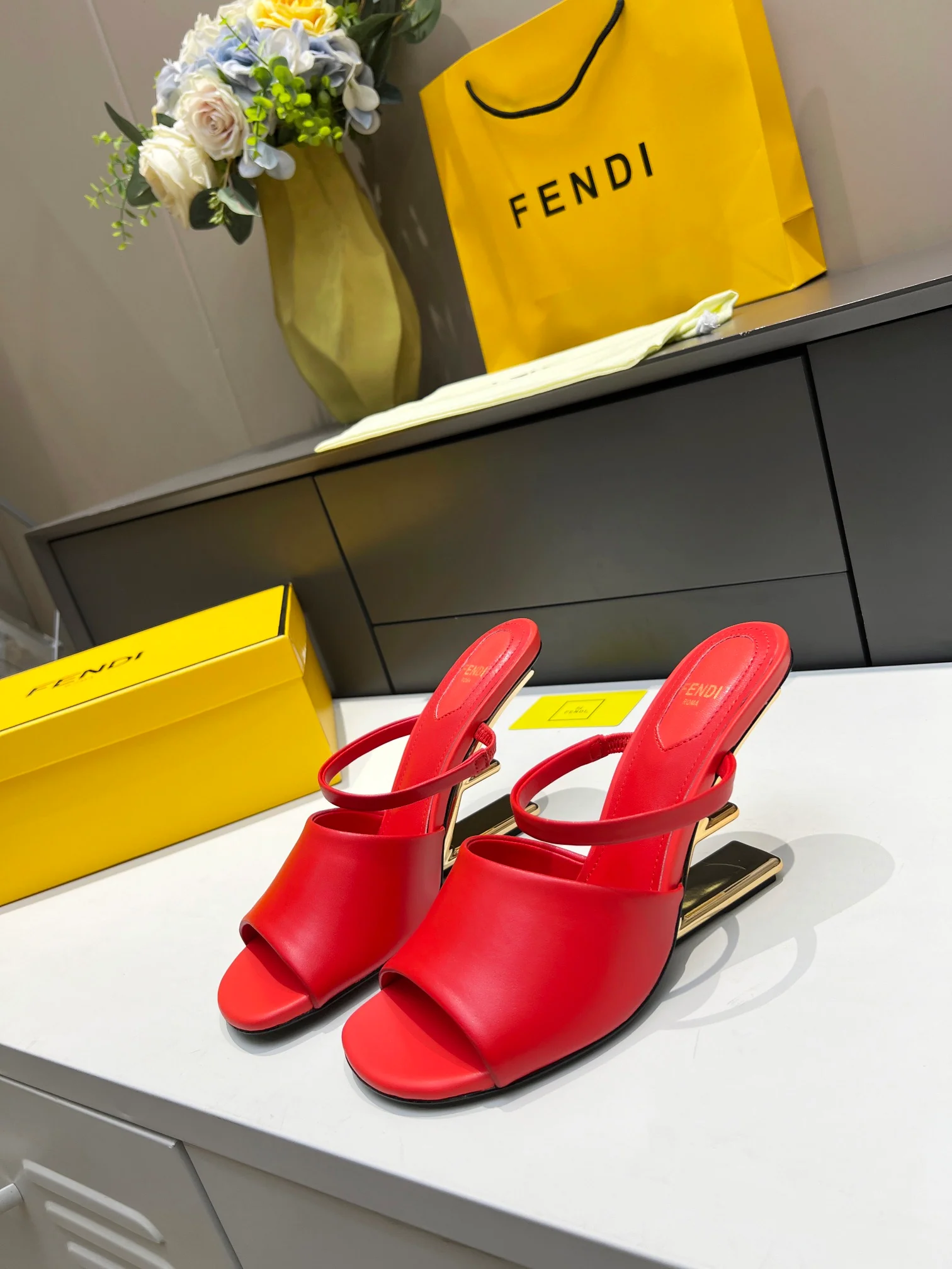 Fendi - Стильные сандалии на F-образном каблуке - Сандалии на высоком каблуке с открытым носком - Красные