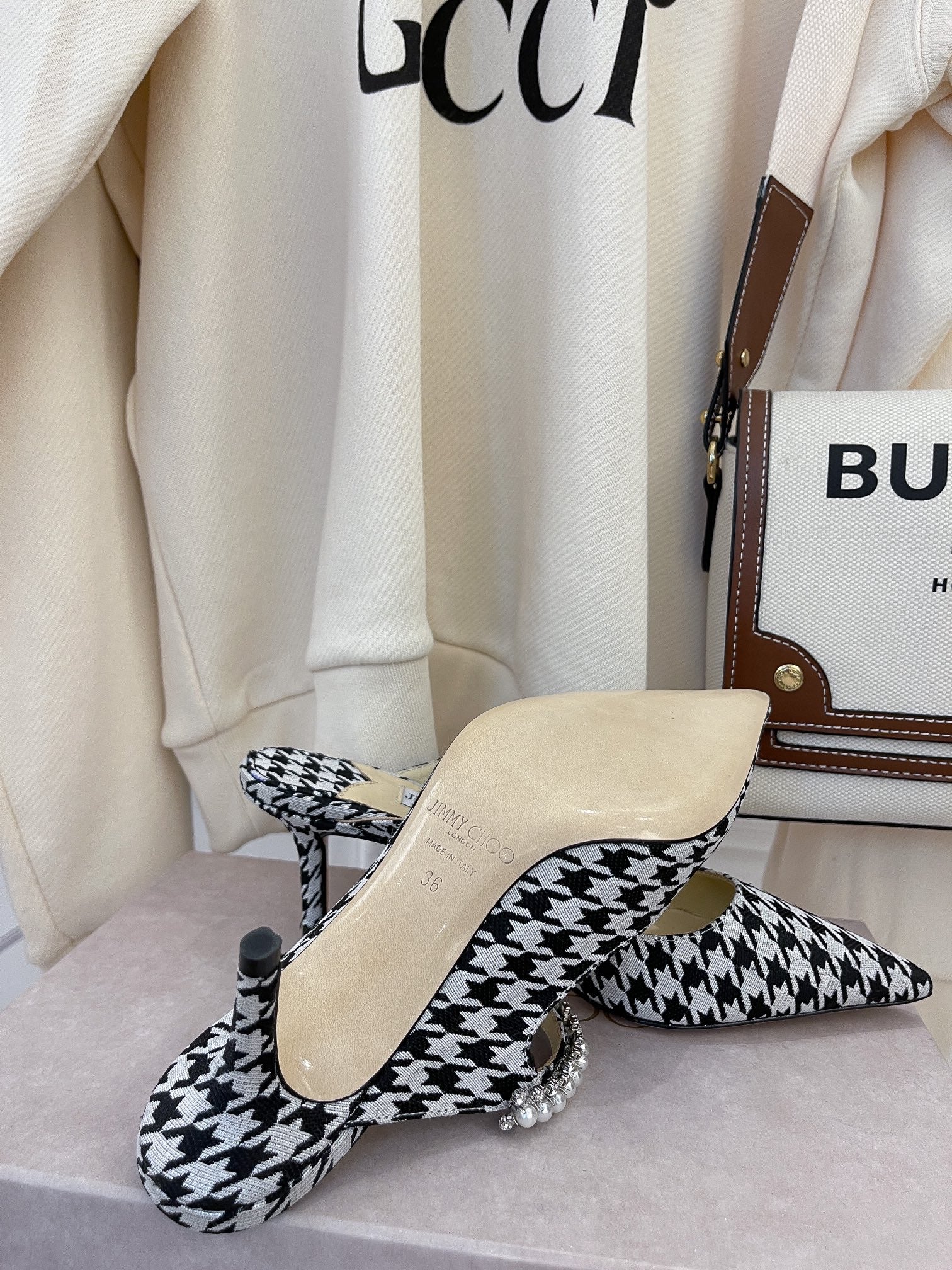 Jimmy - Жемчужная цепочка - Сандалии на низком каблуке