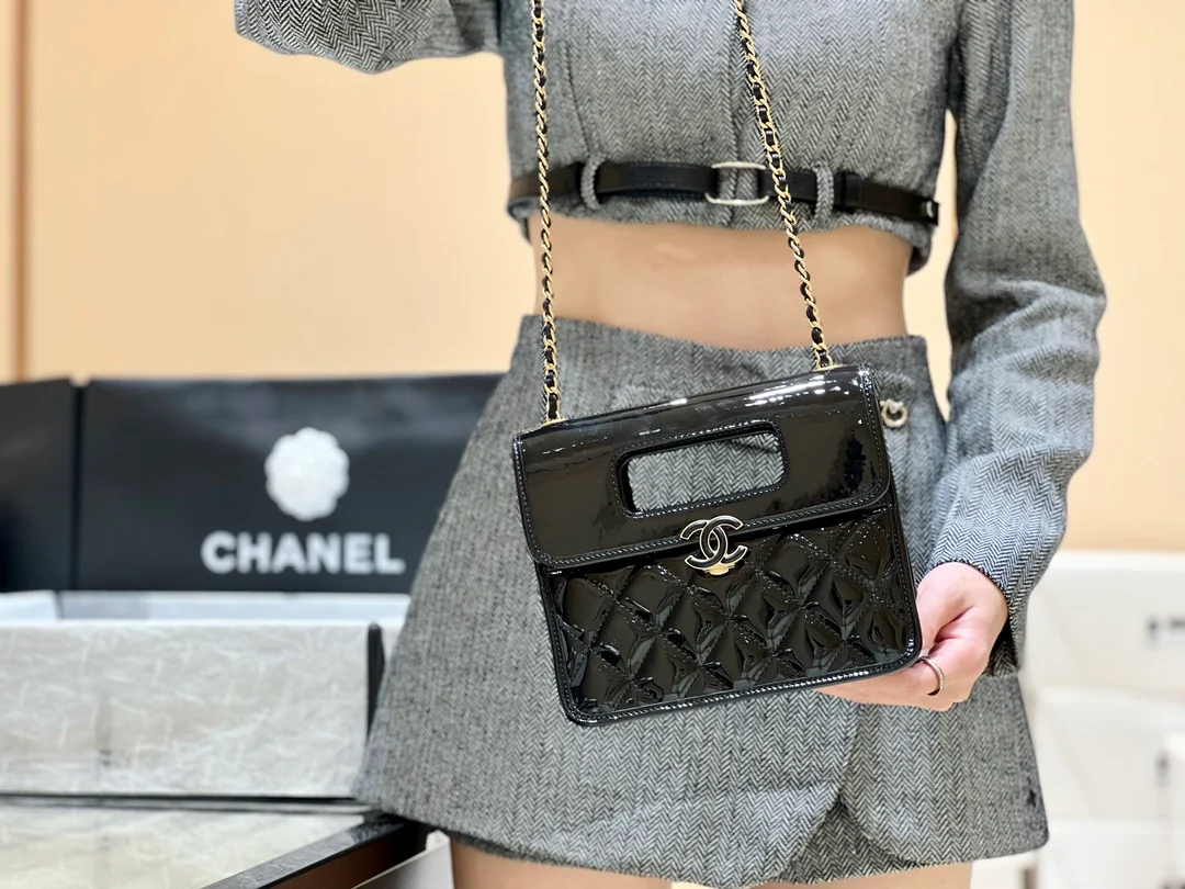 Новинка сезона весна/лето 2023 от Chanel - лакированная кожа - сумка-конверт - фотографии в действии.