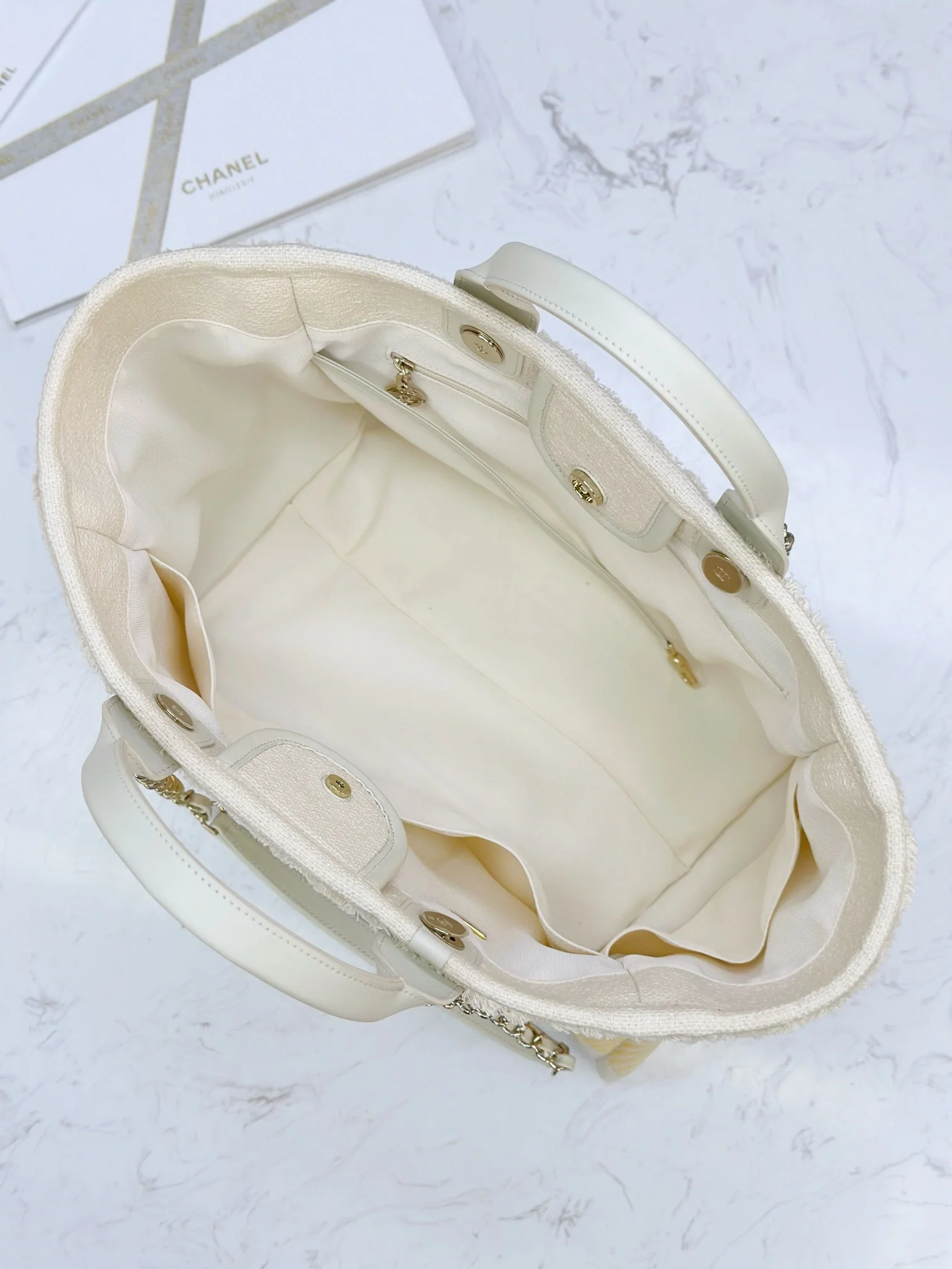 Пляжная сумка Chanel 25c, косметичка, ярко-желтая.