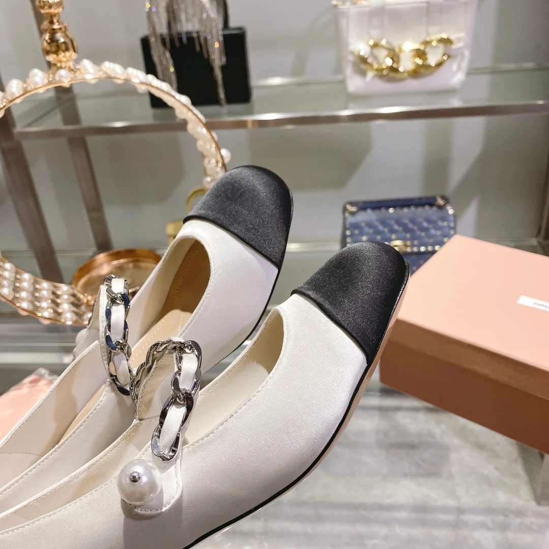 Весенняя коллекция Miu Miu 2023 - Шелковые туфли с квадратным носком - Белые