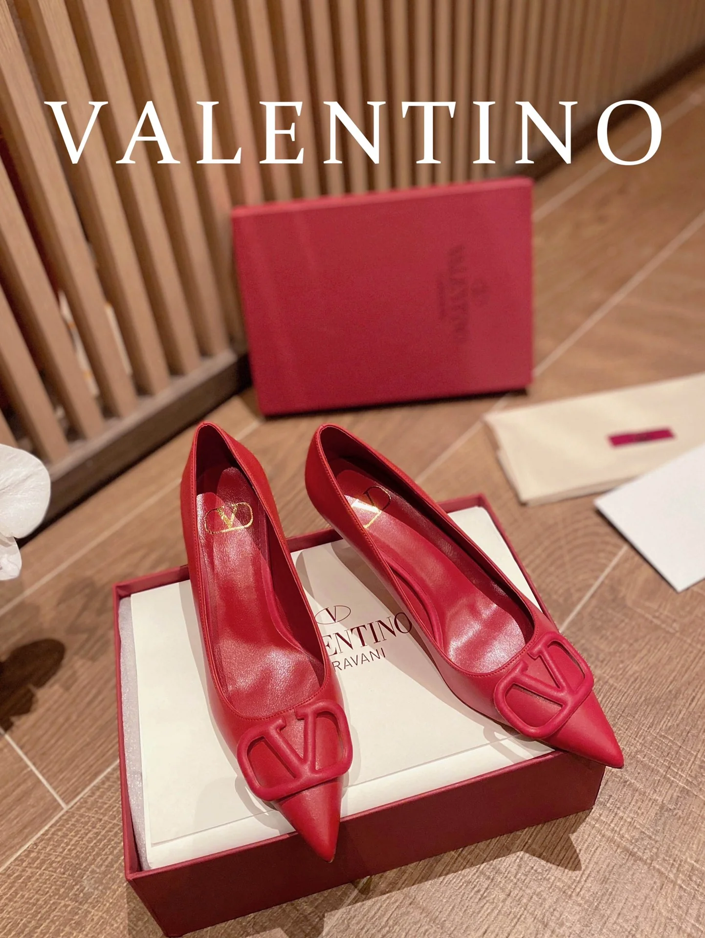 Кожаные туфли Valentino на V-образном каблуке с пряжкой — красные